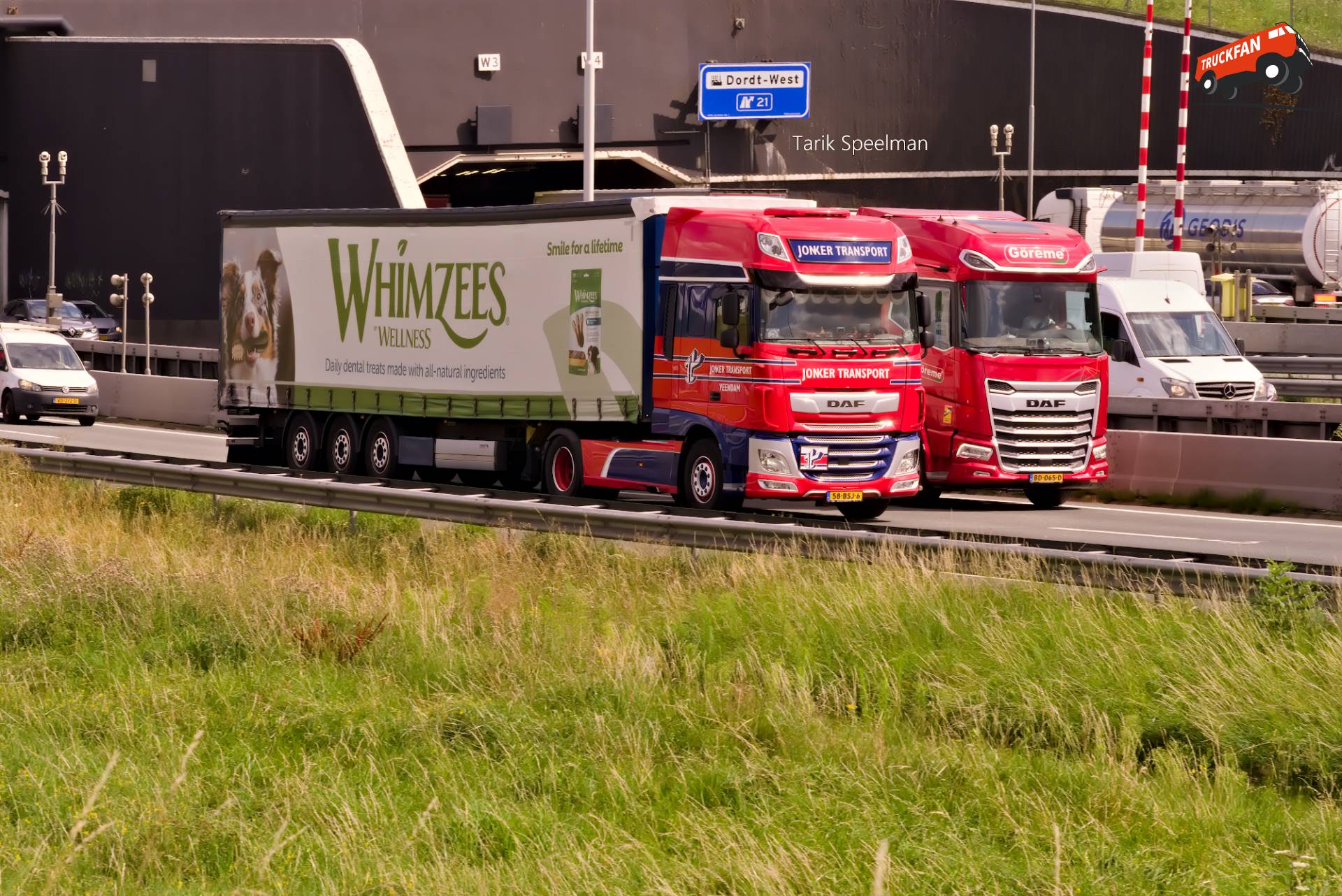 DAF XF Euro 6 en DAF XG+ trucks on the A16
