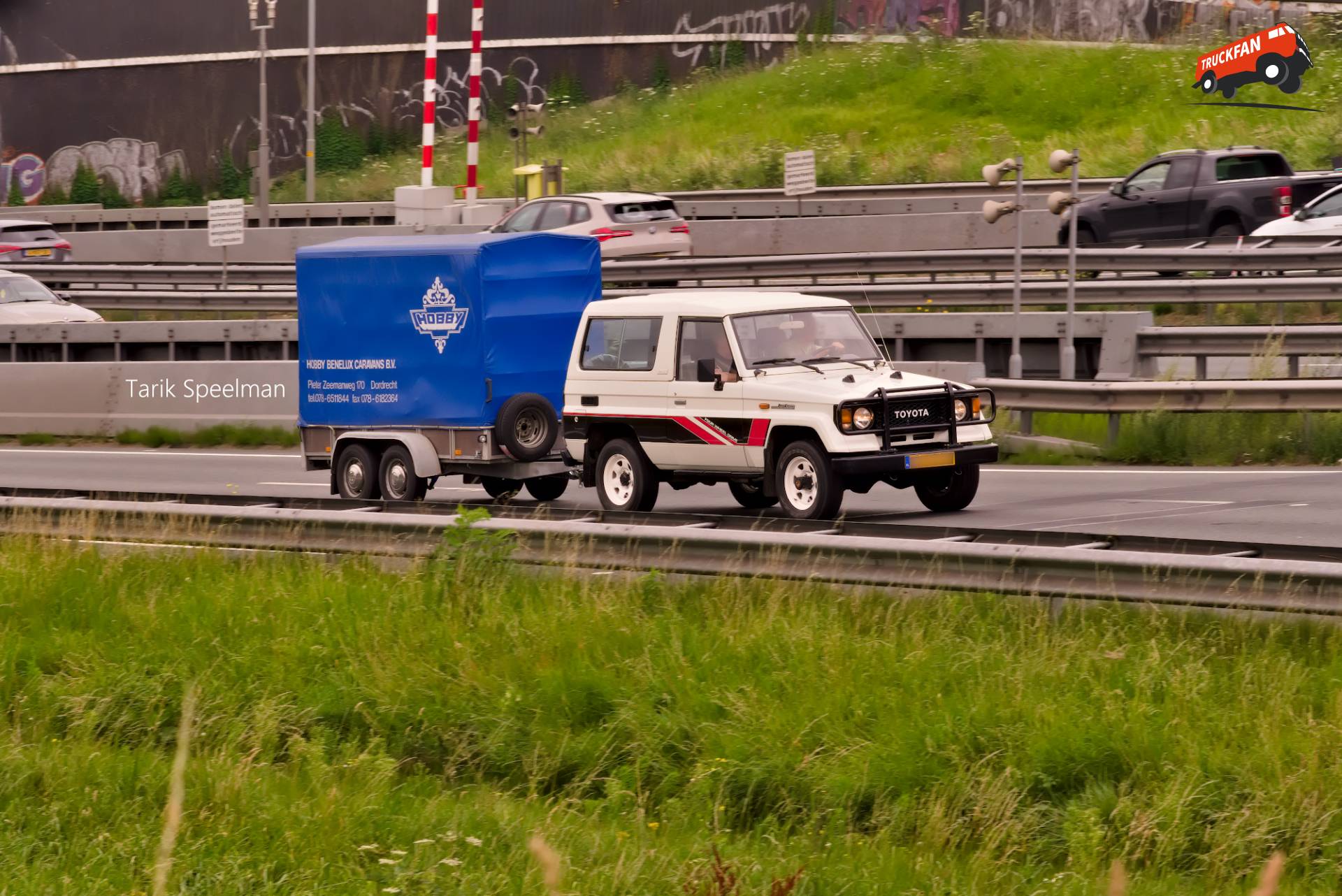 Toyota LandCruiser met aanhanger op A16