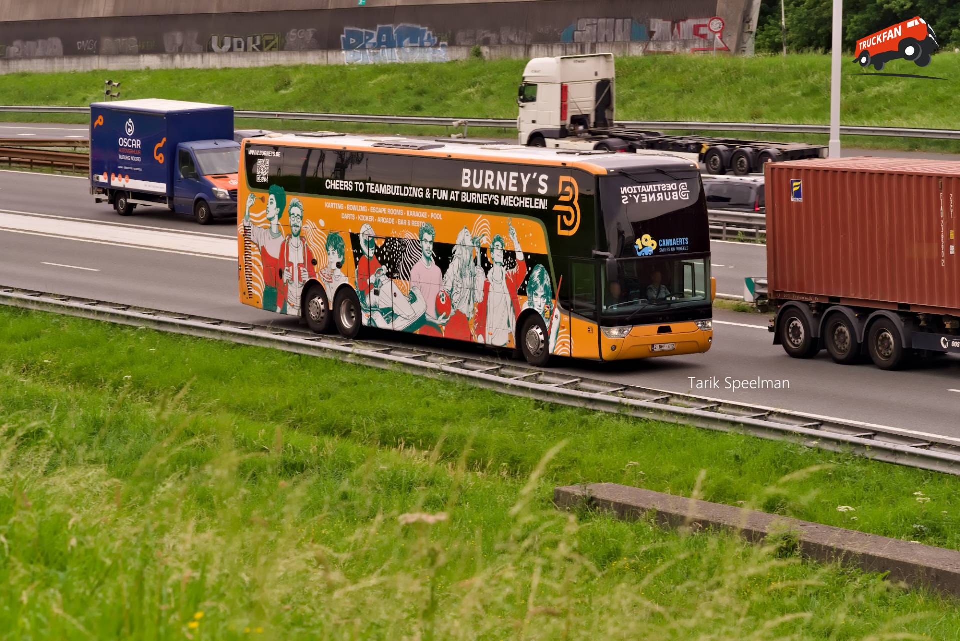 Van Hool Reisbus met kenteken 2-DHF-412