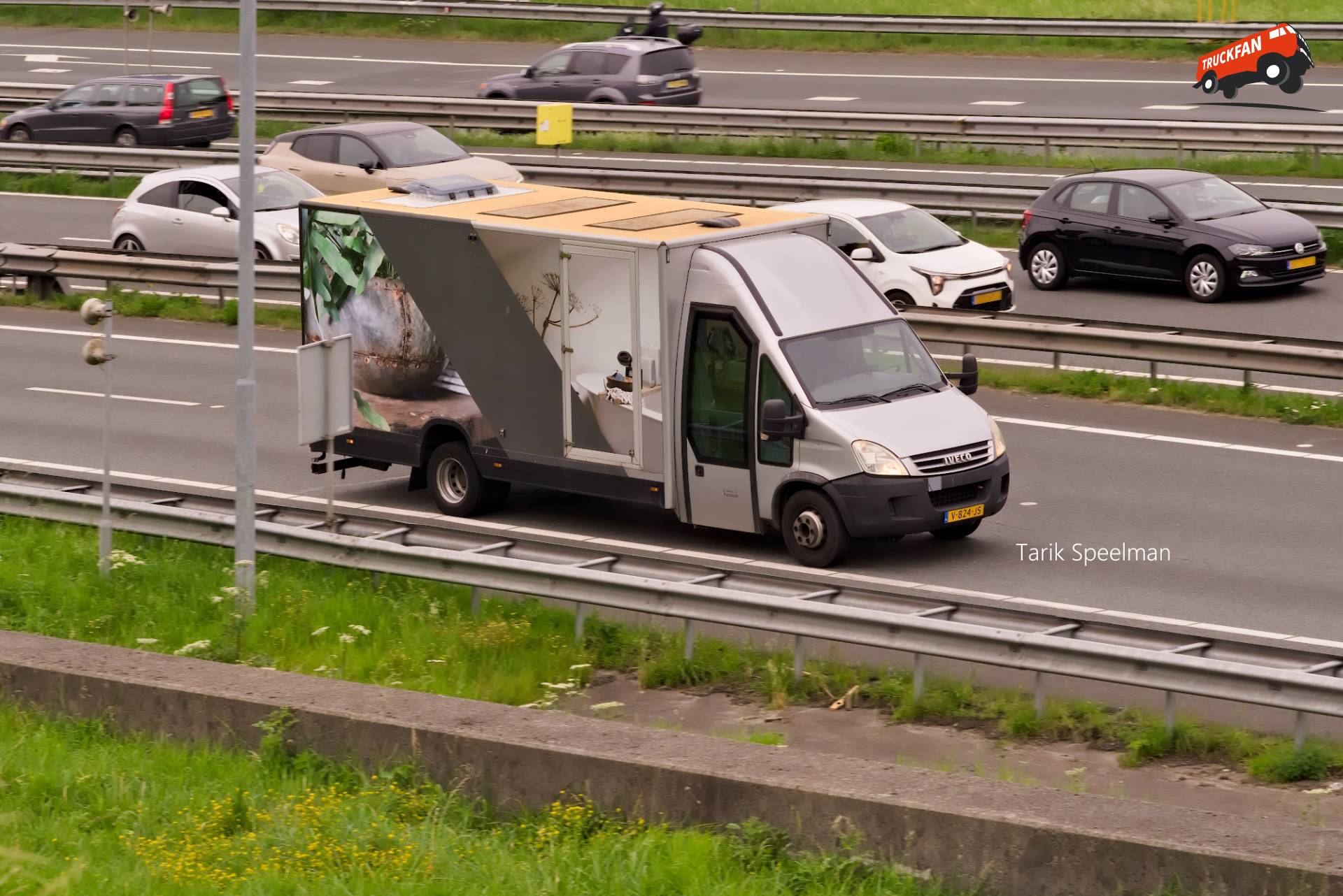 Iveco Daily met kenteken V-824-JS op A16