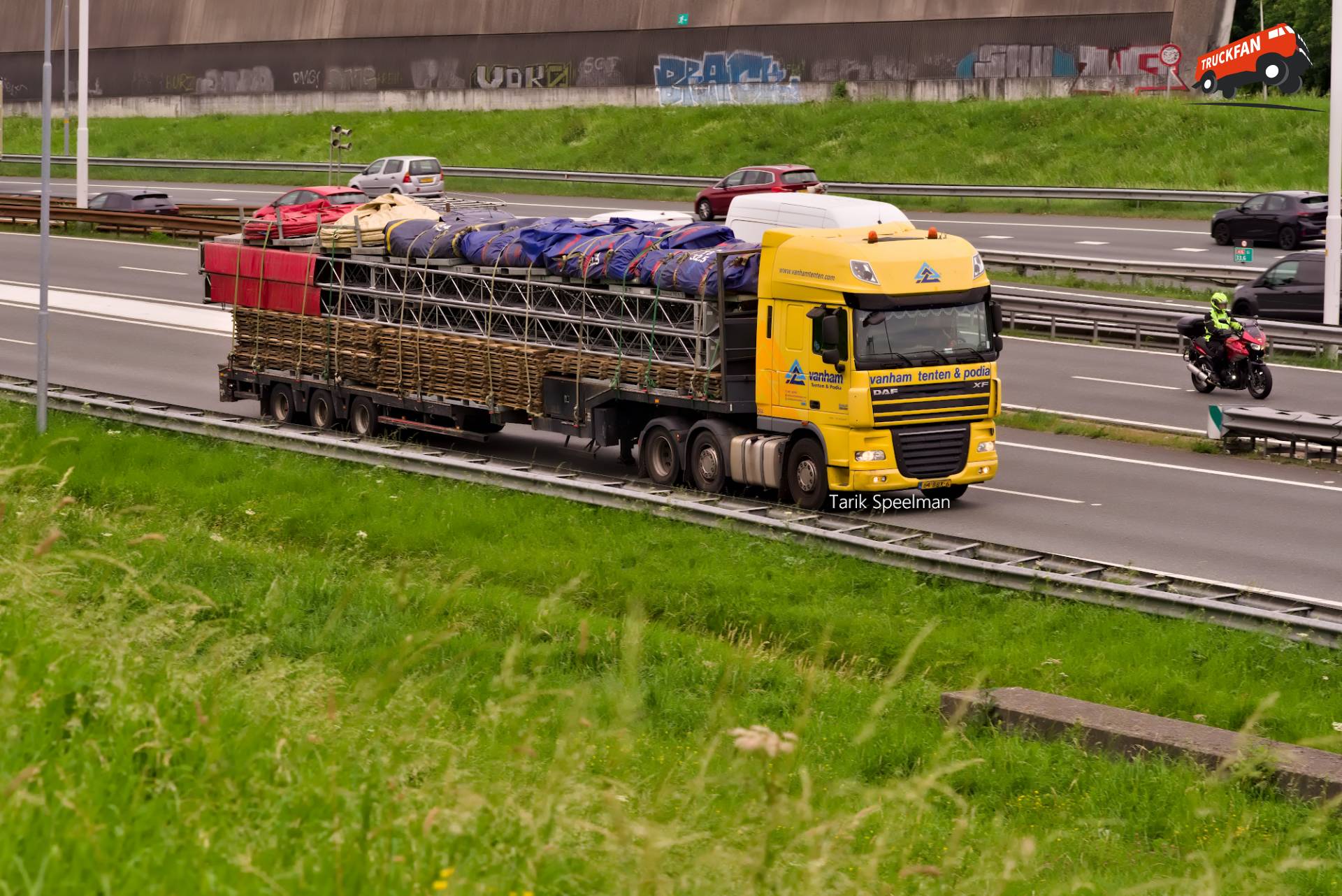 DAF XF105 vrachtwagen van Van Ham op A16