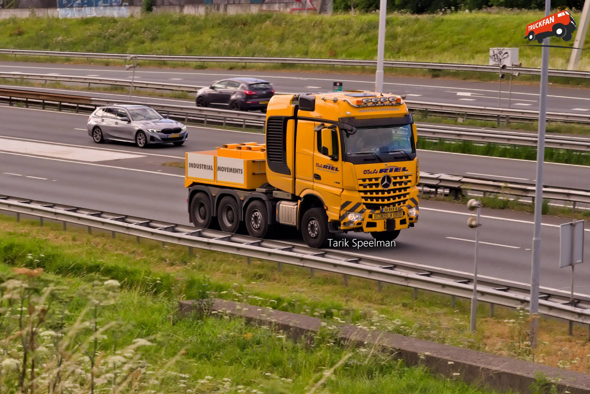 Mercedes-Benz Arocs vrachtwagen 30-BVX-8 op de A16