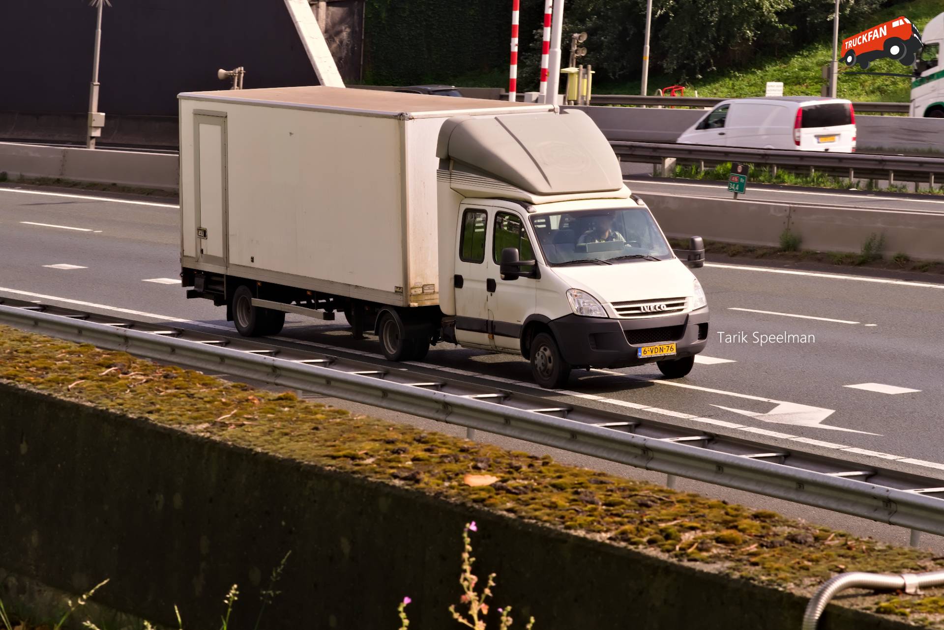Iveco Daily met kenteken 6-VDN-76 op A16