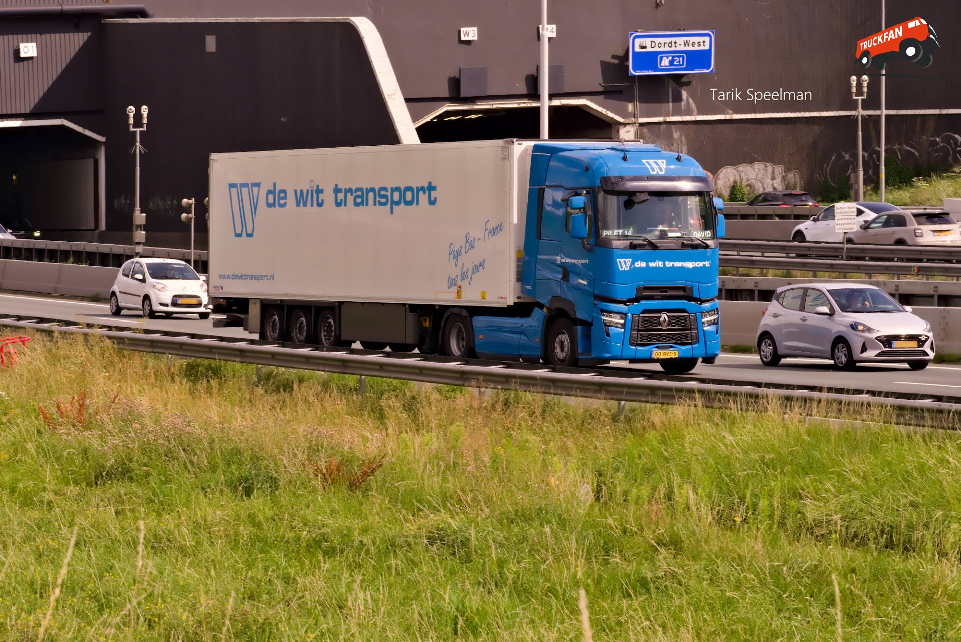 1150, Renault T-Serie van De Wit op de A16