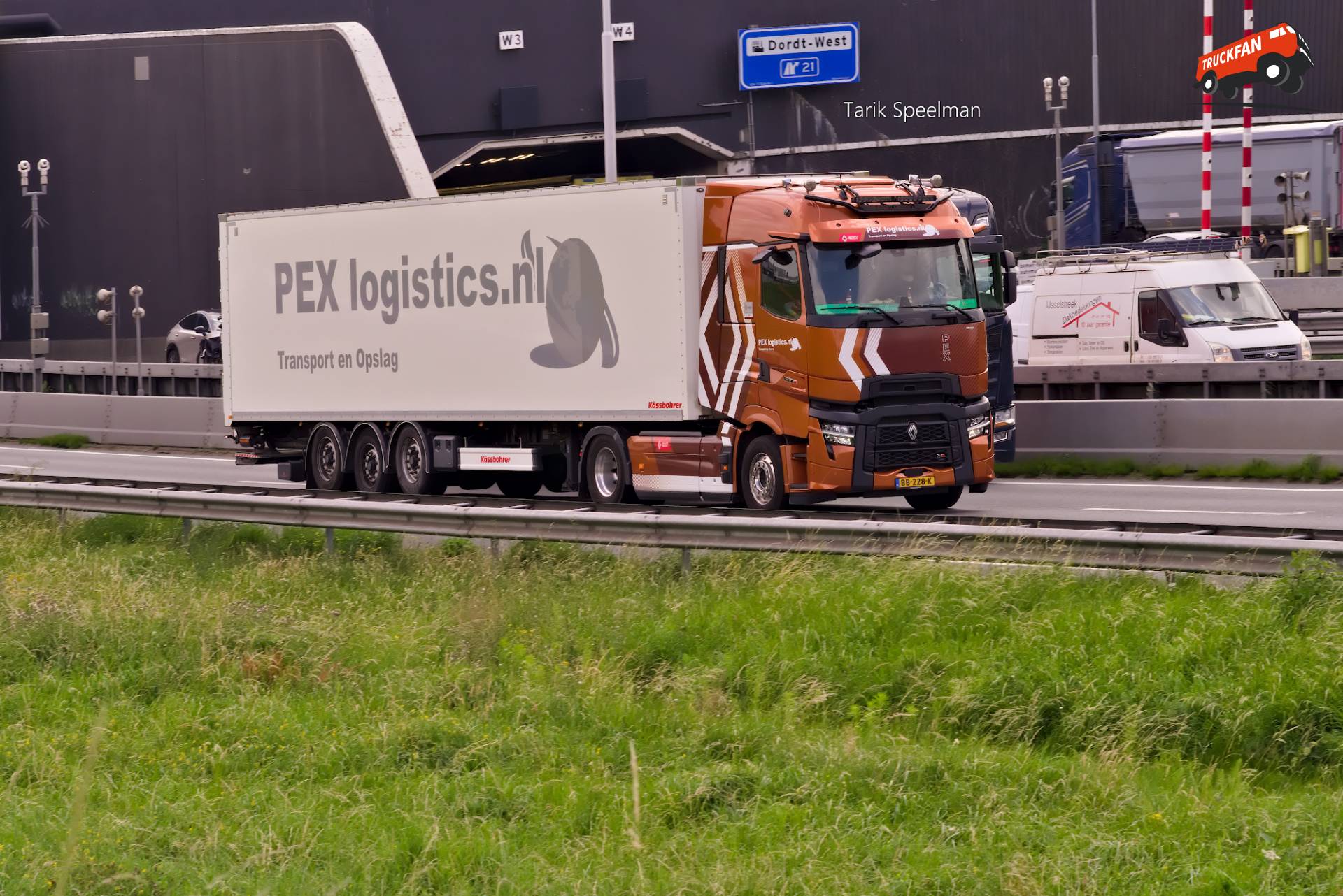 Renault T-Serie vrachtwagen met kenteken BB-228-K