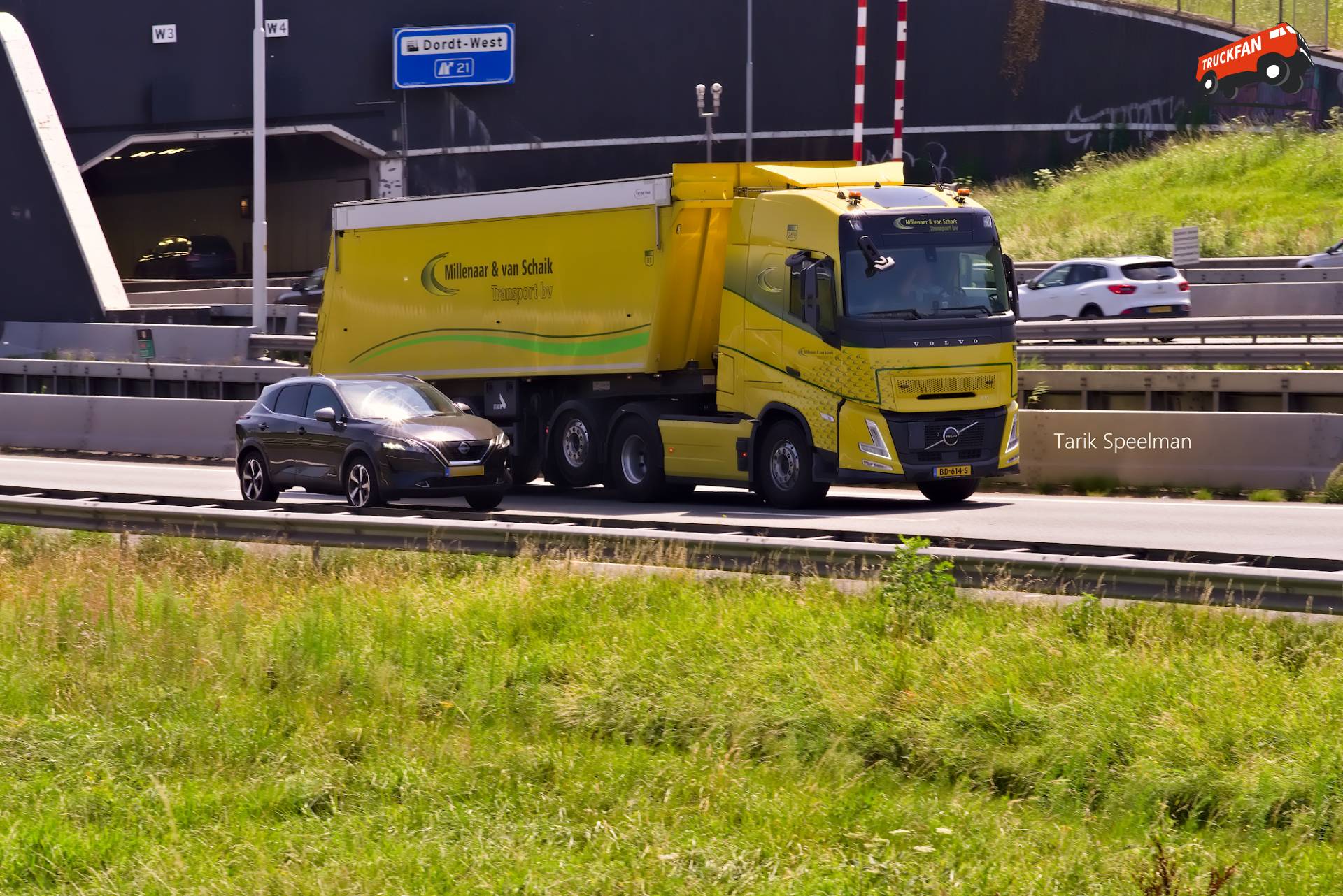 269, Volvo FH Aero van Millenaar en Van Schaik op de A16