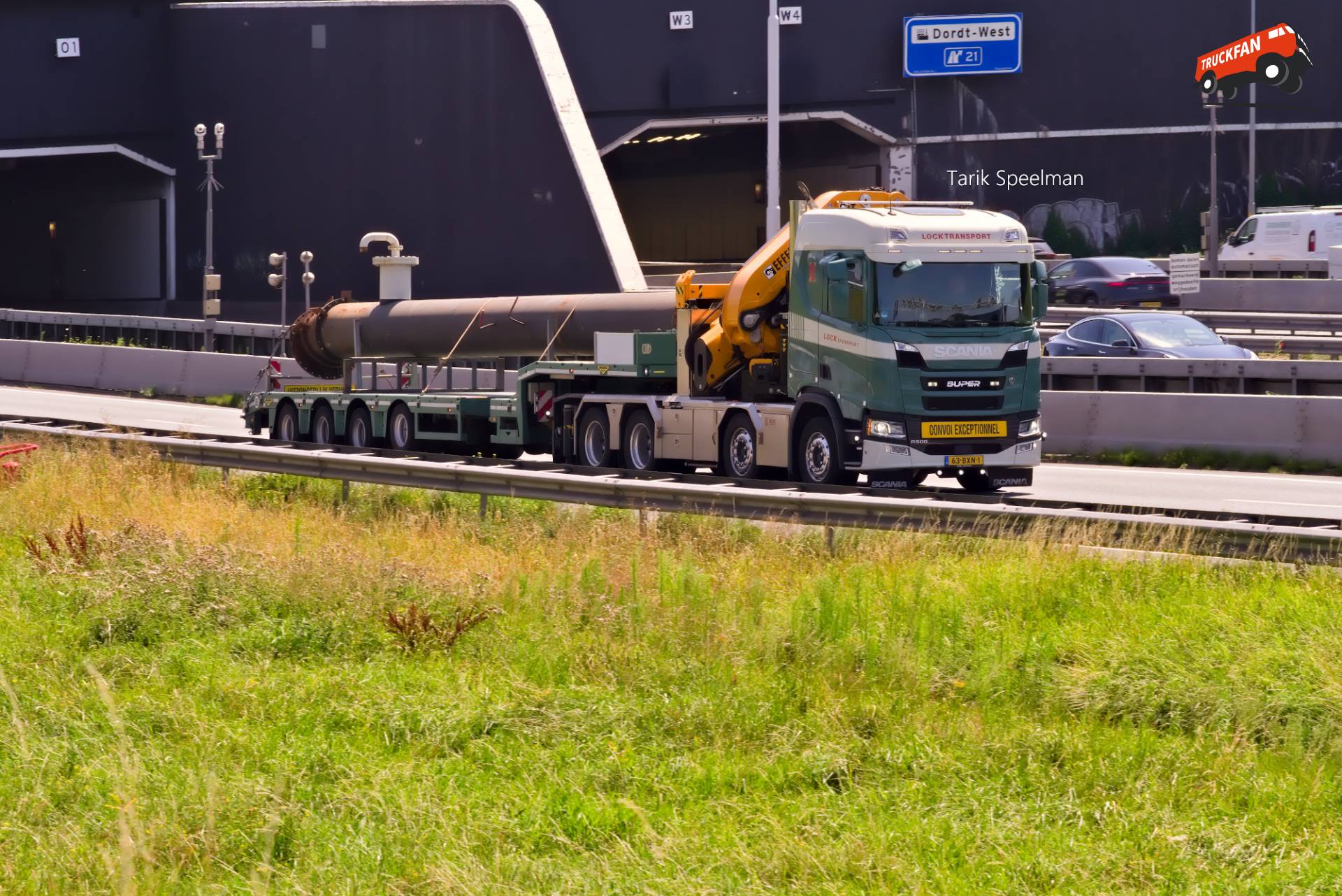 Scania R500 vrachtwagen met kenteken 63-BXN-1 op de A16