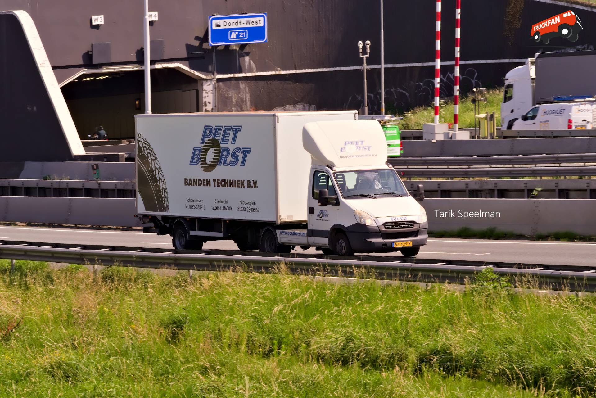 Iveco Daily met kenteken VF-429-N op A16