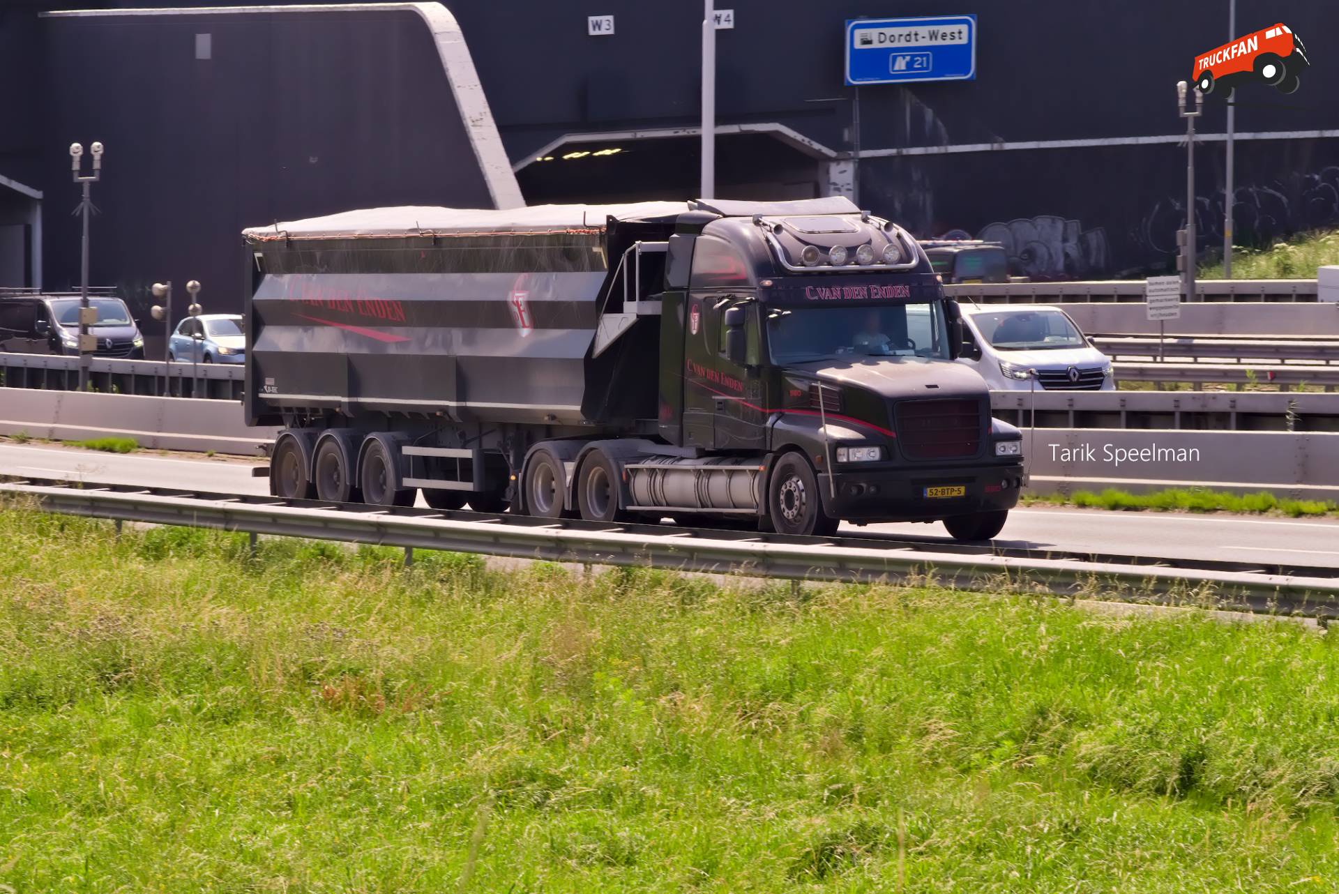 Iveco Stratos vrachtwagen 52-BTP-5 op A16