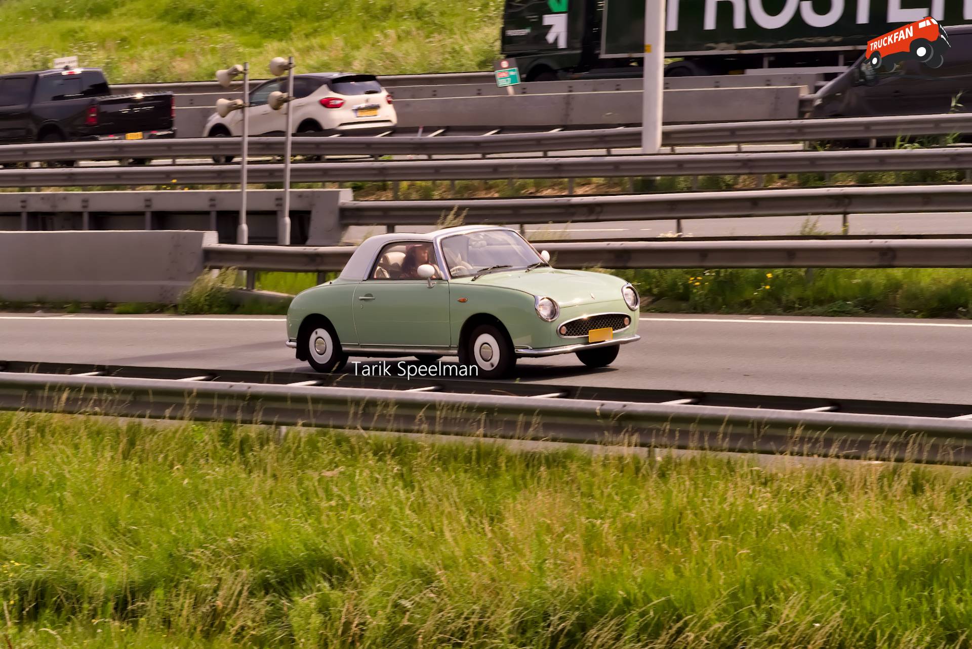 Nissan Figaro personenauto op A16