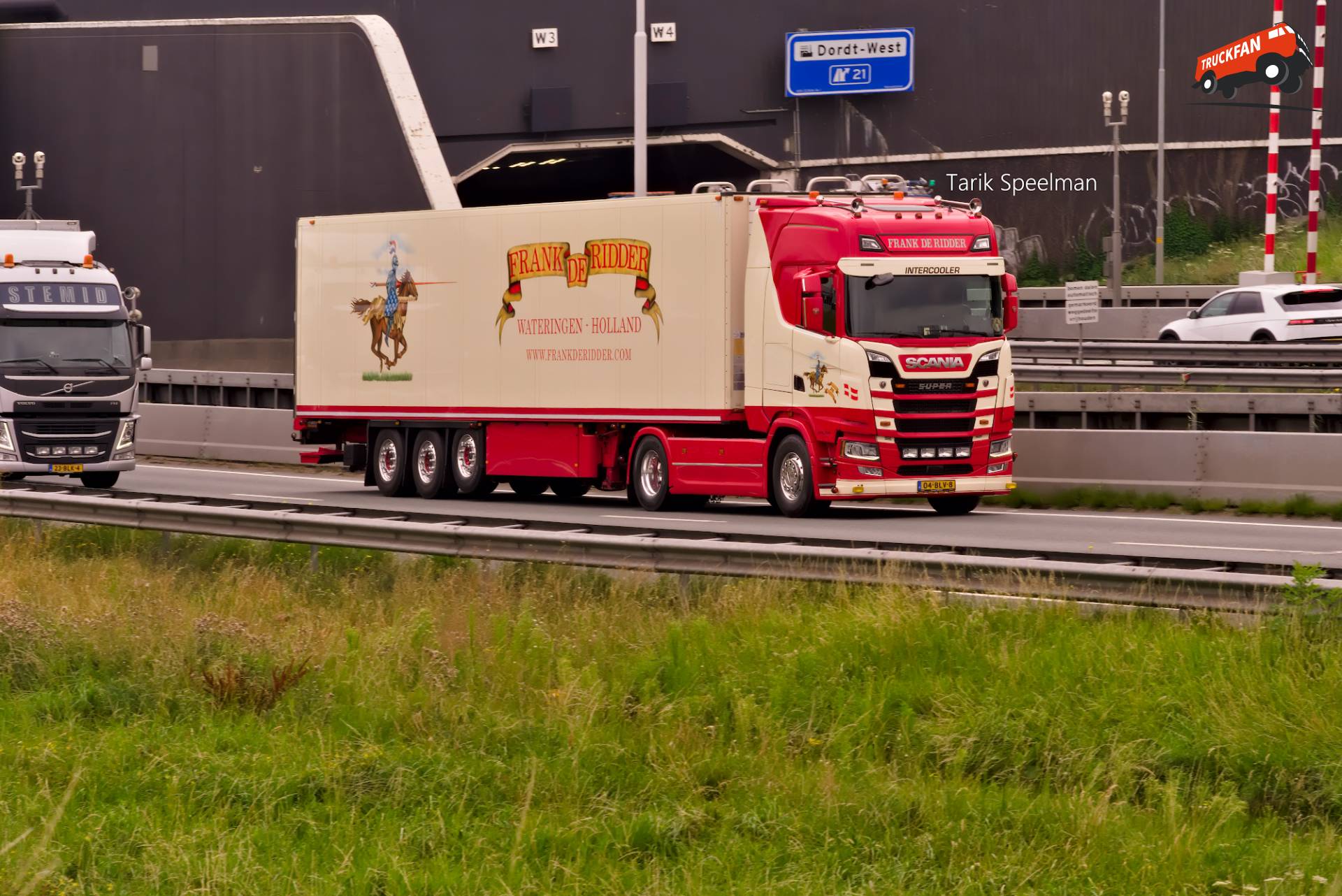 Scania 450S vrachtwagen met kenteken 04-BLV-8