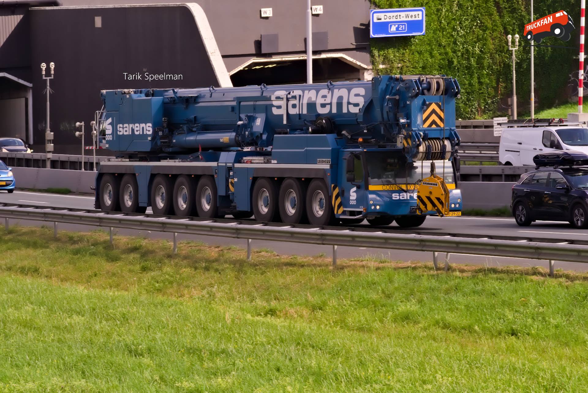 8138, Liebherr hijskraan van Sarens op de A16