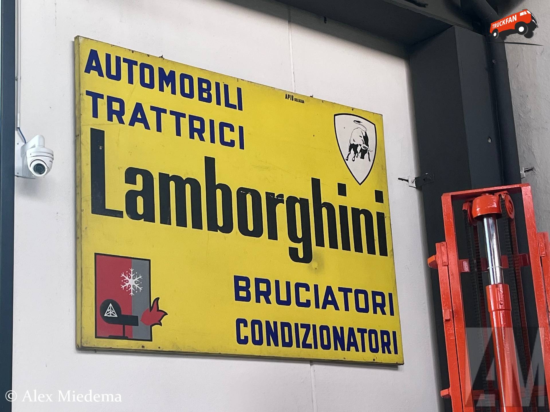 Lamborghini reclamebord in Museo Ferruccio Lamborghini