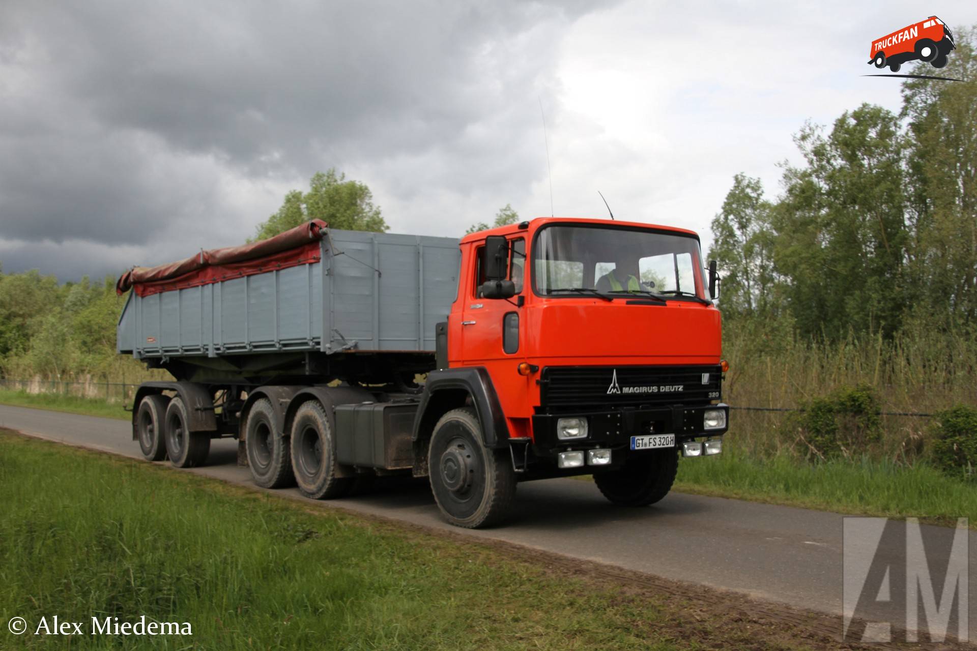 Magirus-Deutz 320D22 vrachtwagen met Langendorf kiptrailer