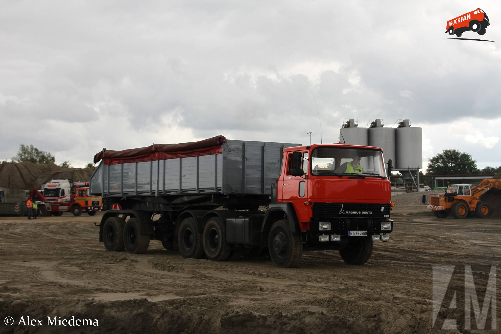 Magirus-Deutz 320D22 truck with Langendorf tipper trailer