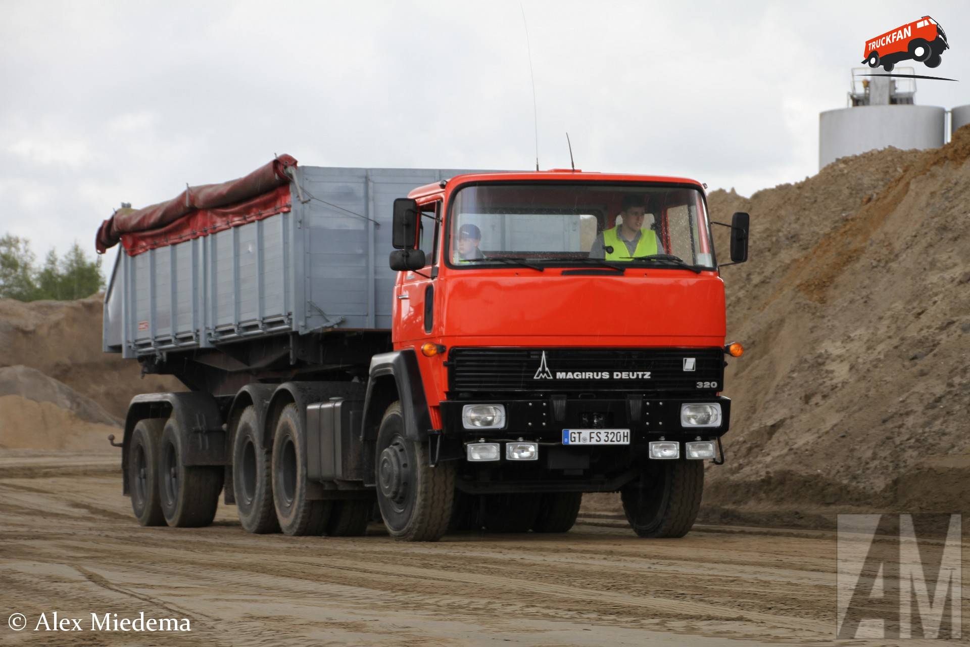 Magirus-Deutz 320D22 truck met Langendorf kiptrailer