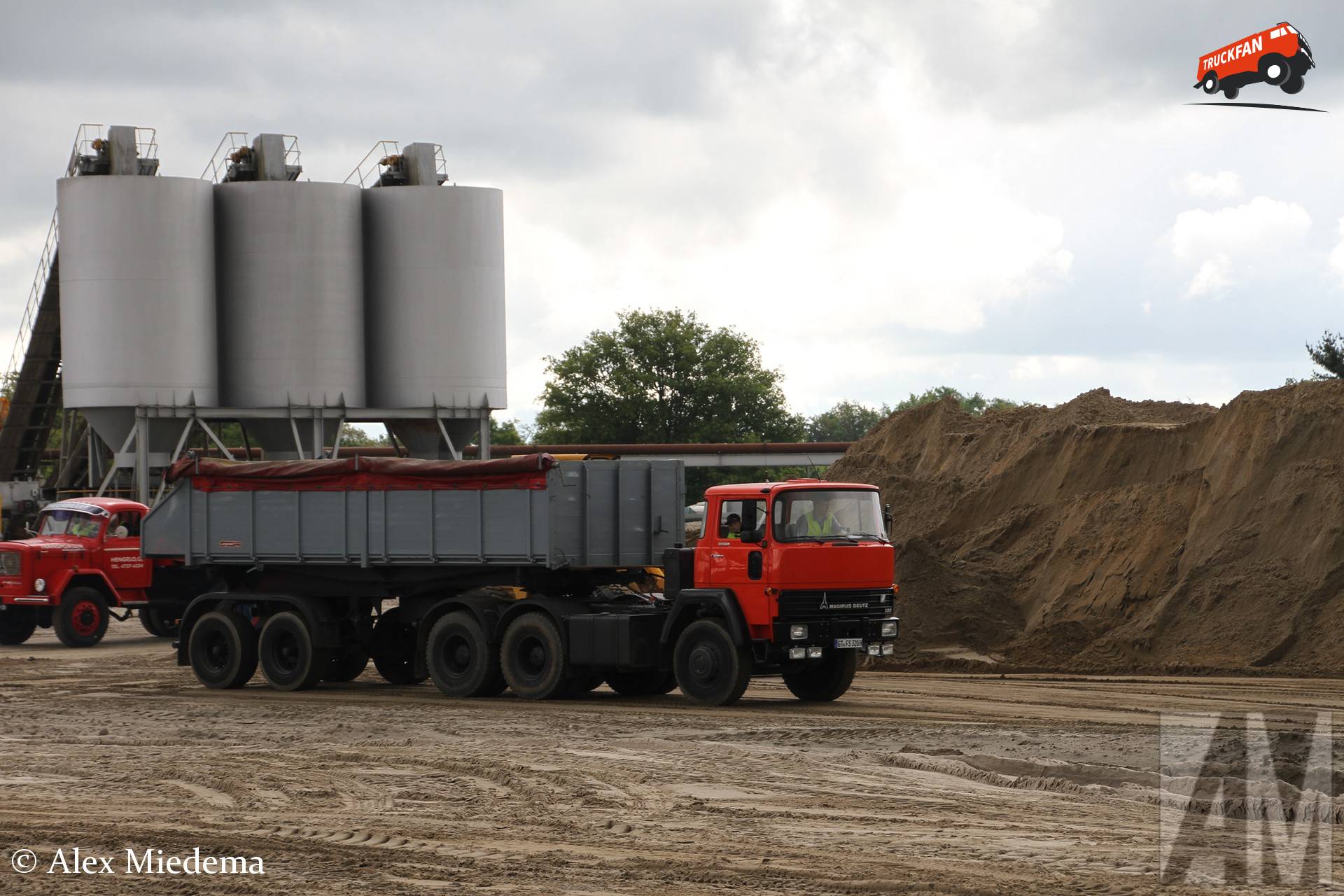 Magirus-Deutz 320D22 truck with Langendorf tipper trailer