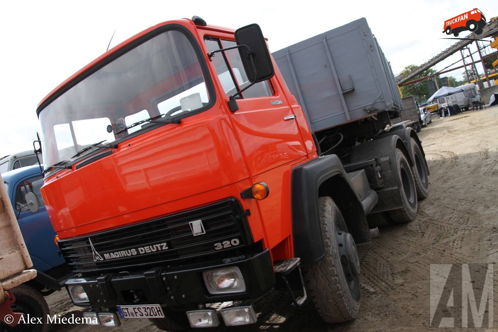 Magirus-Deutz 320D22 vrachtwagen met Langendorf kieptrailer