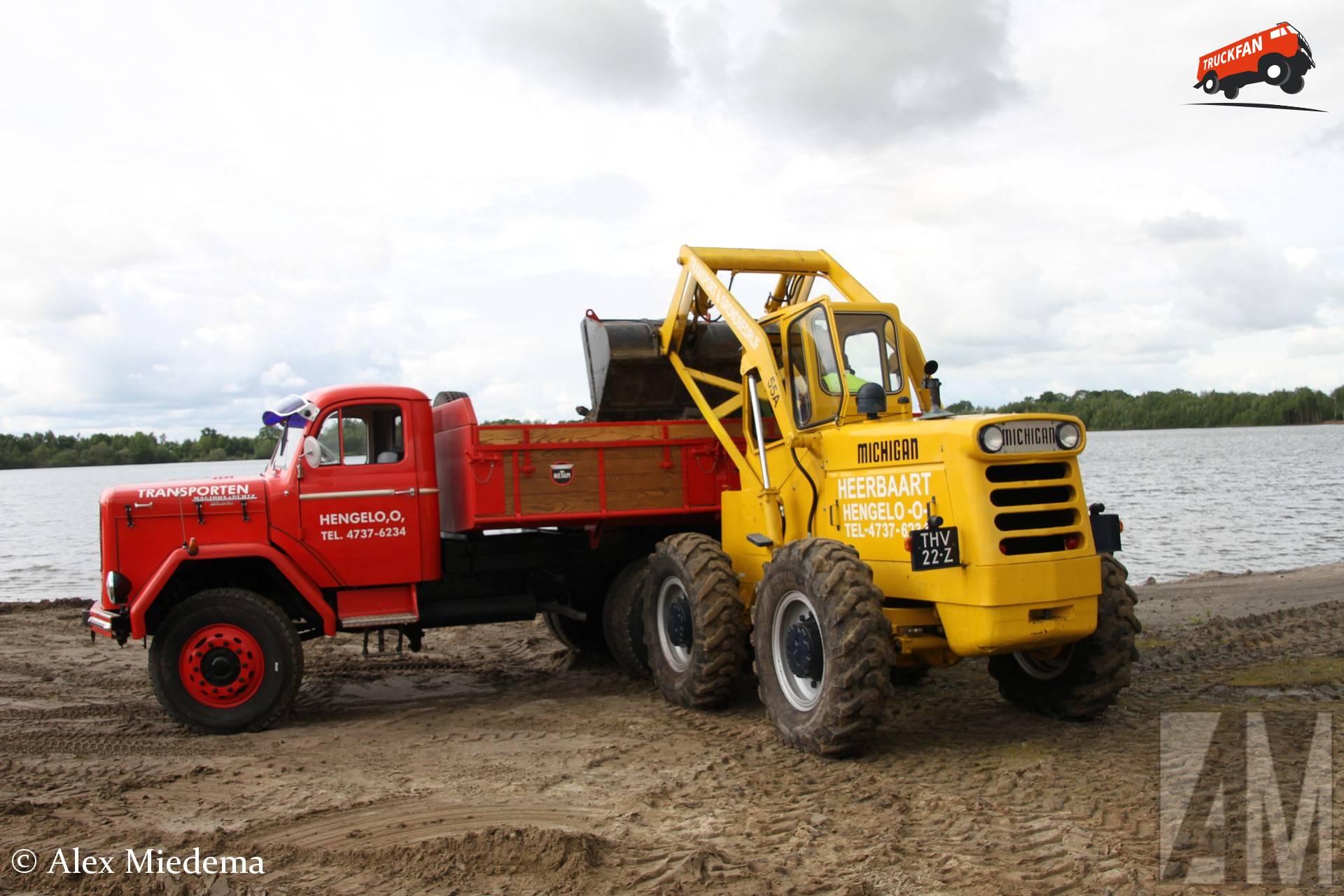 Magirus-Deutz Saturn en Michigan 55A van Heerbaart aan het spelen in de zandbak