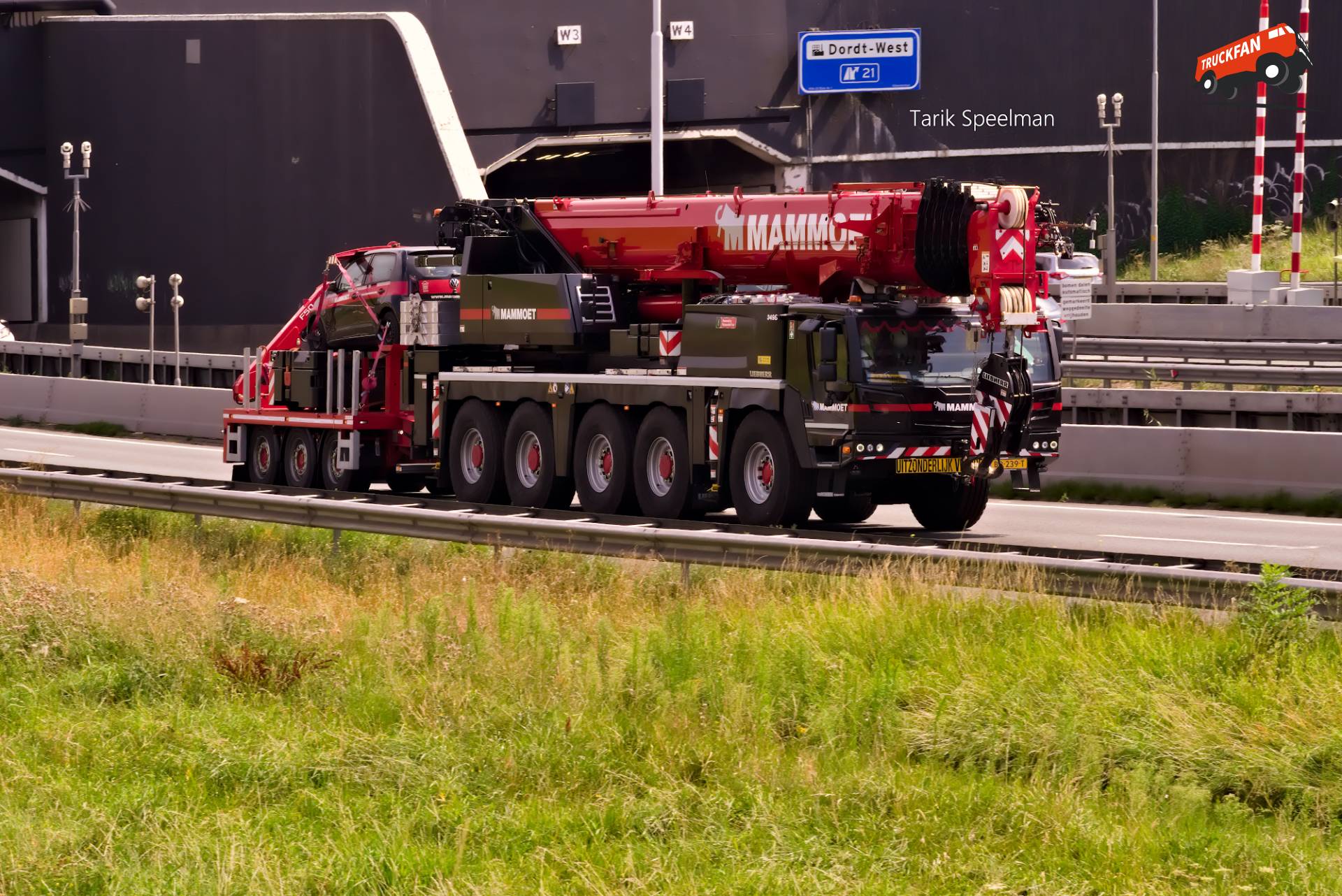 3496, Liebherr LTM1110 van Mammoet op de A16