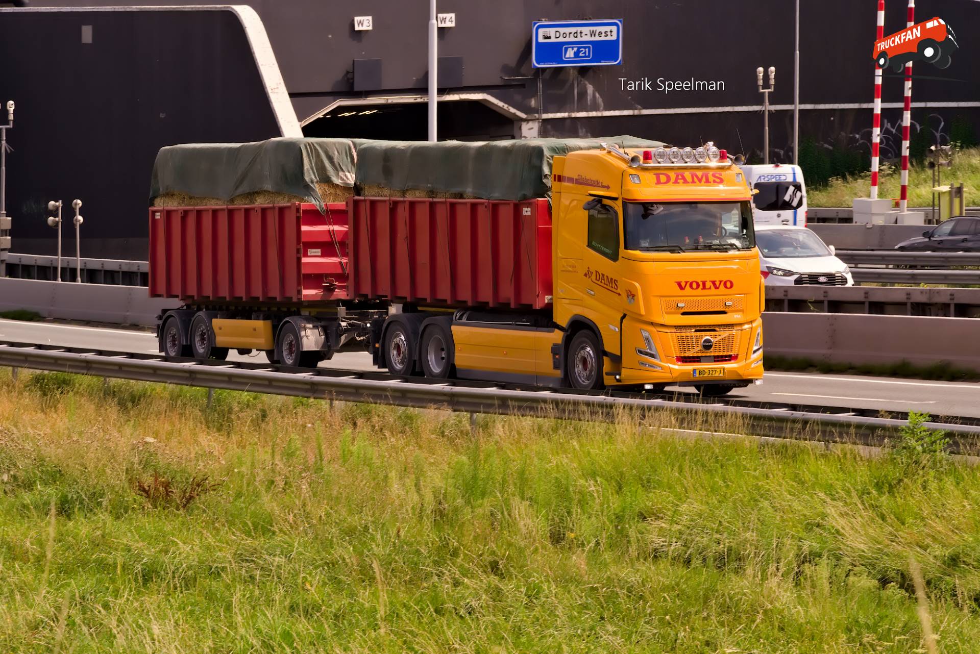 Volvo FH Aero vrachtwagen BD-327-J op A16