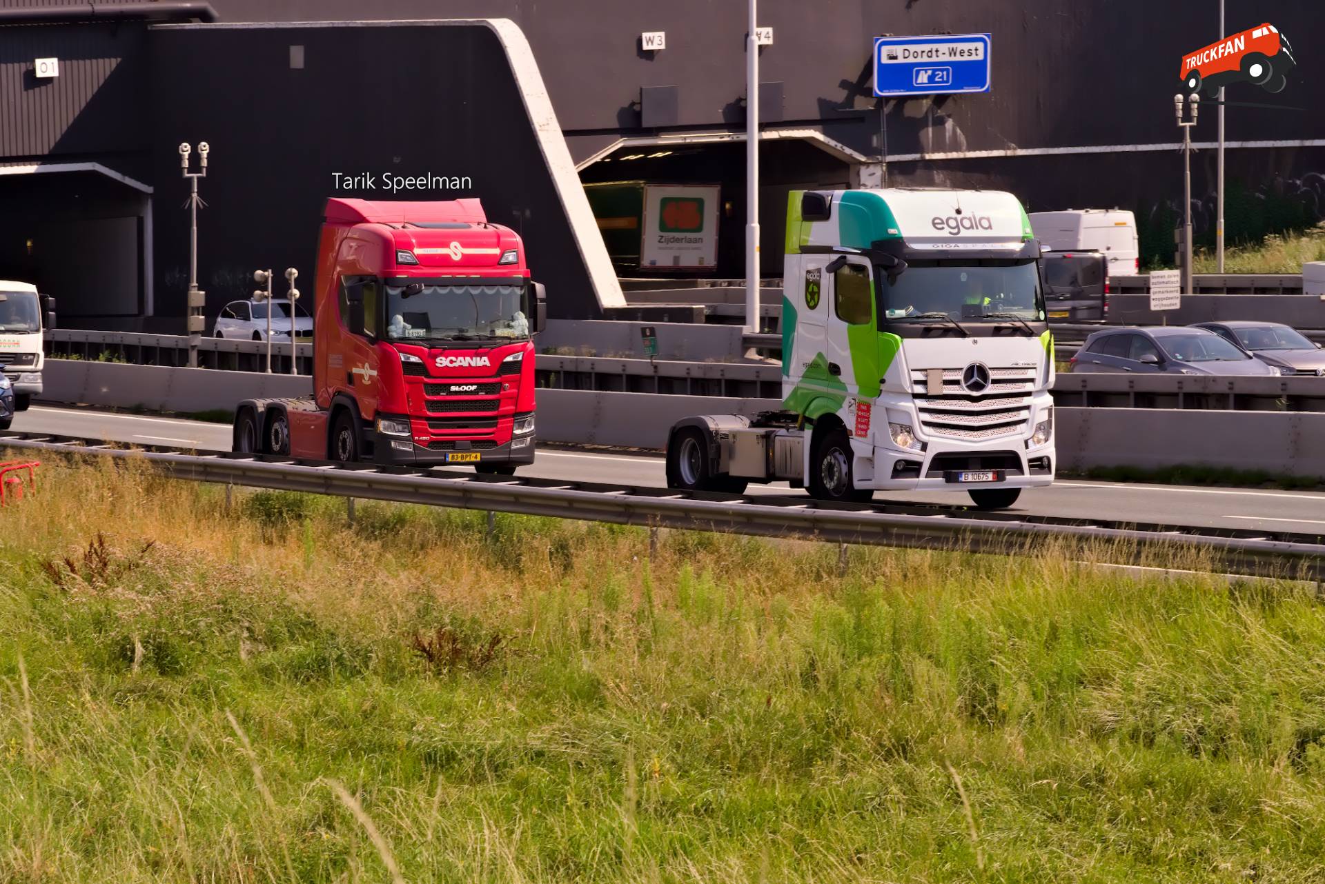 Mercedes-Benz Actros MP4 and Scania R450 trucks on A16