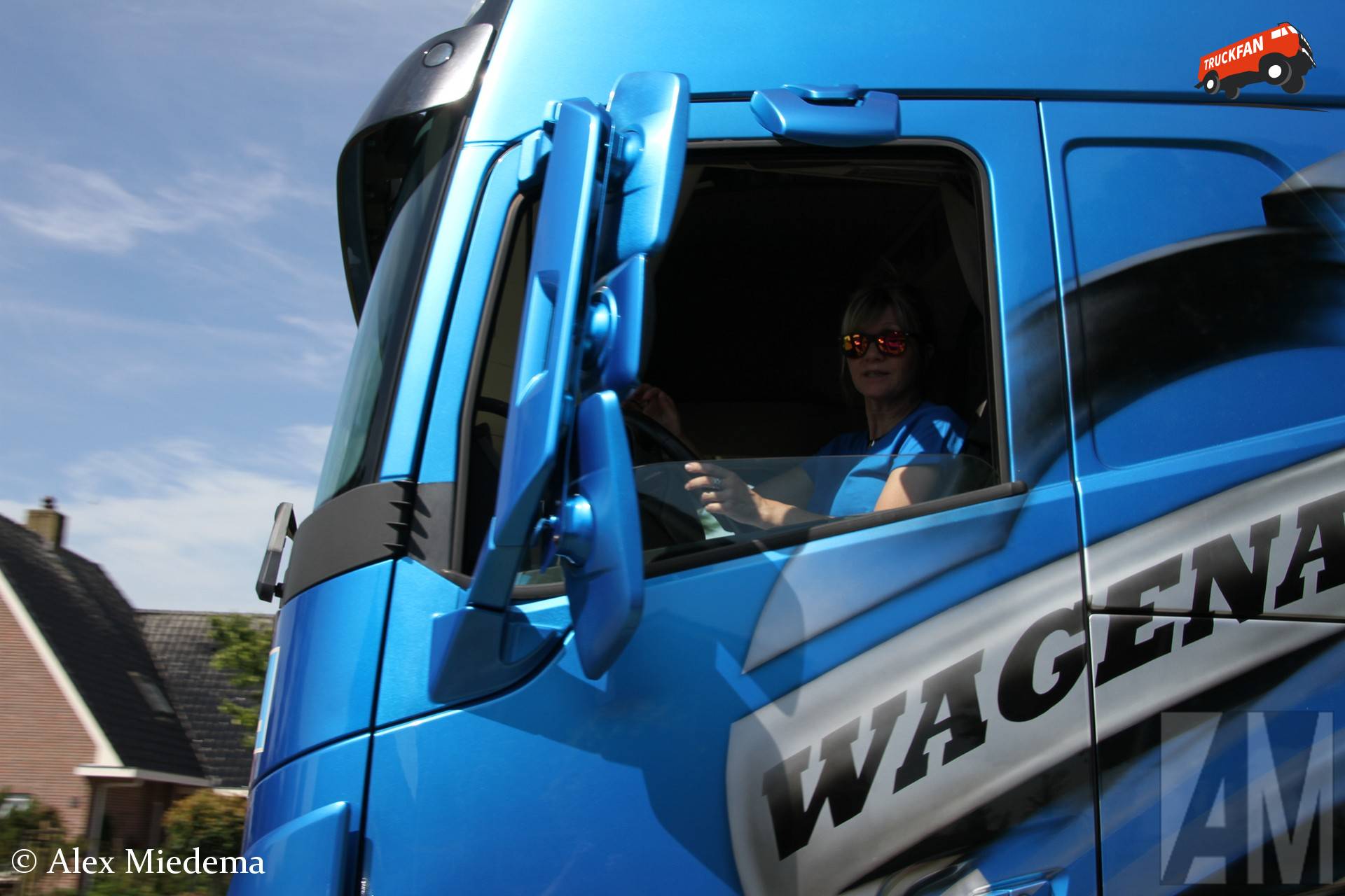 Janke Kammenga Sikkema achter het stuur van haar Volvo FH