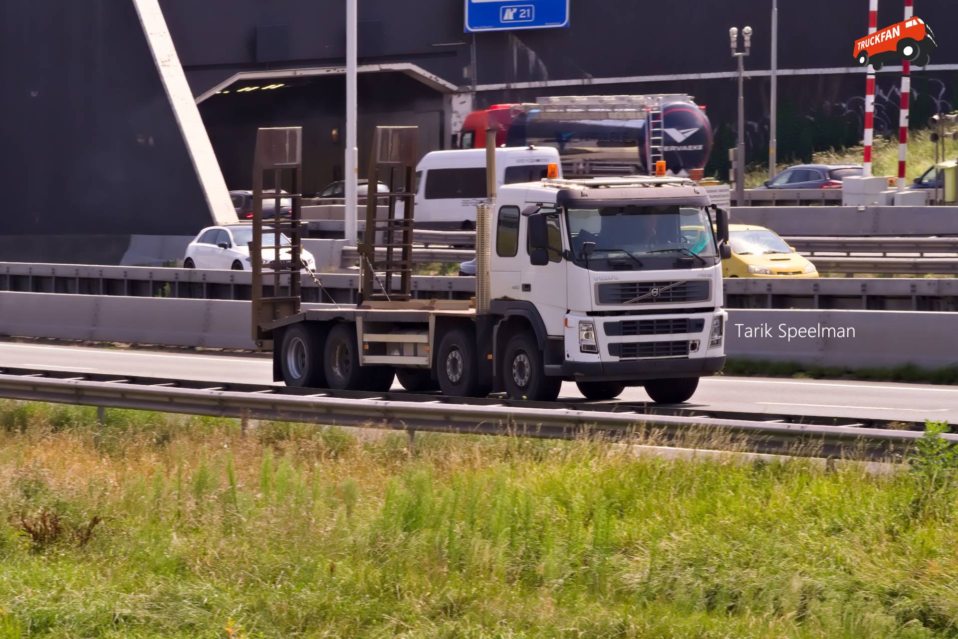 Volvo FM 2nd Gen op oprijwagen bij A16