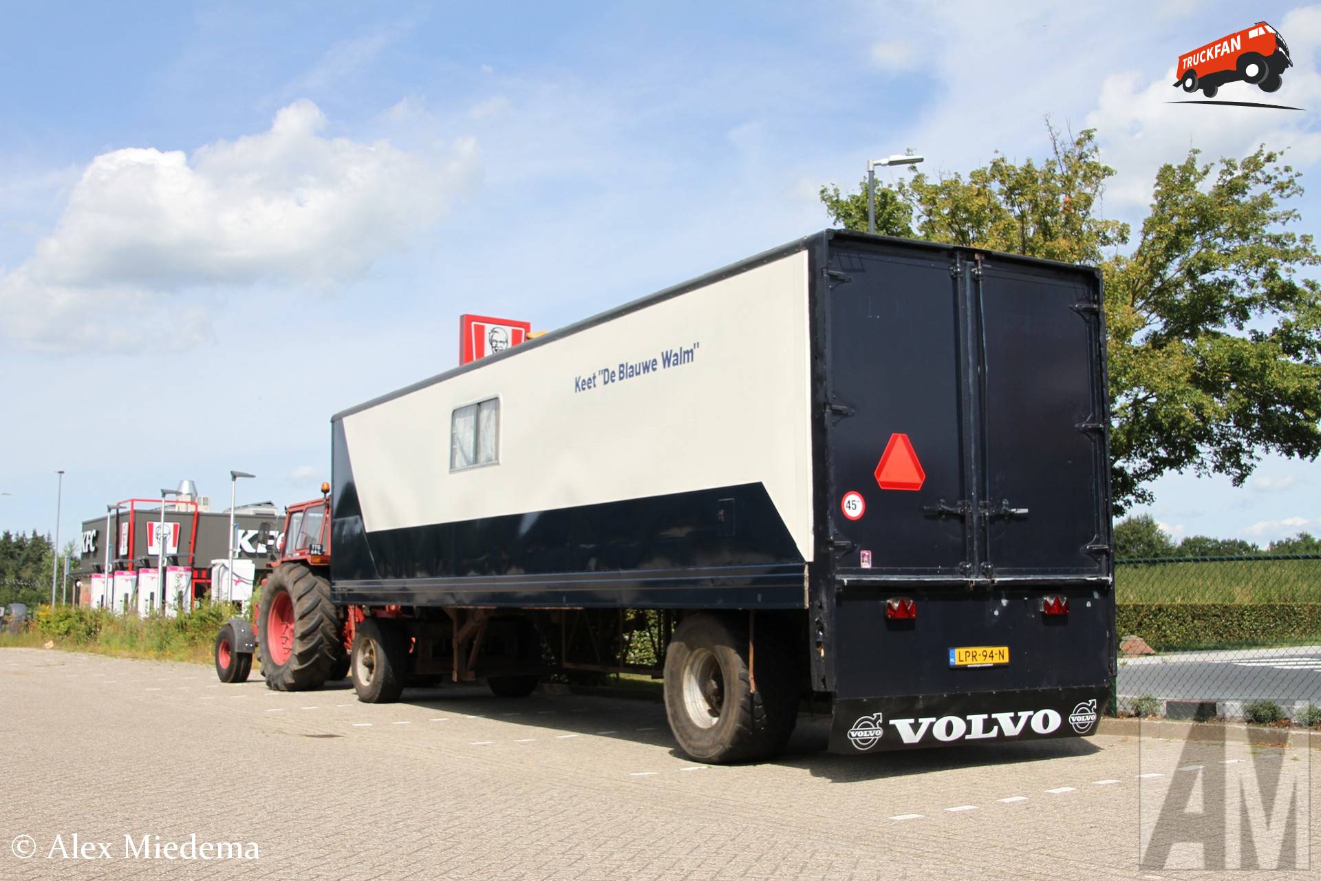 Eigenbouw aanhangwagen uit 1976 met Volvo BM T800 trekker