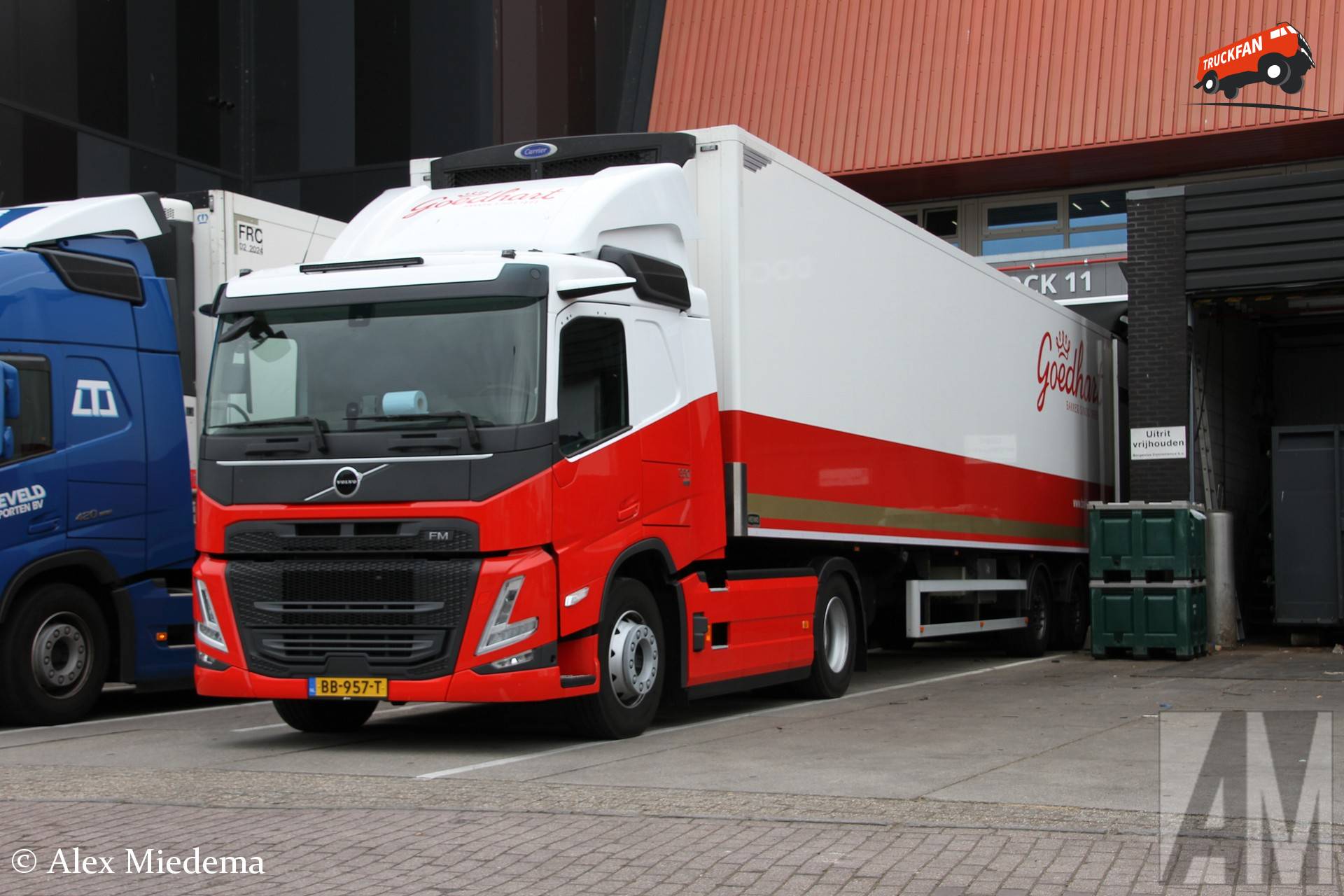 Volvo FM 330 vrachtwagen bij Borgesius Leeuwarden