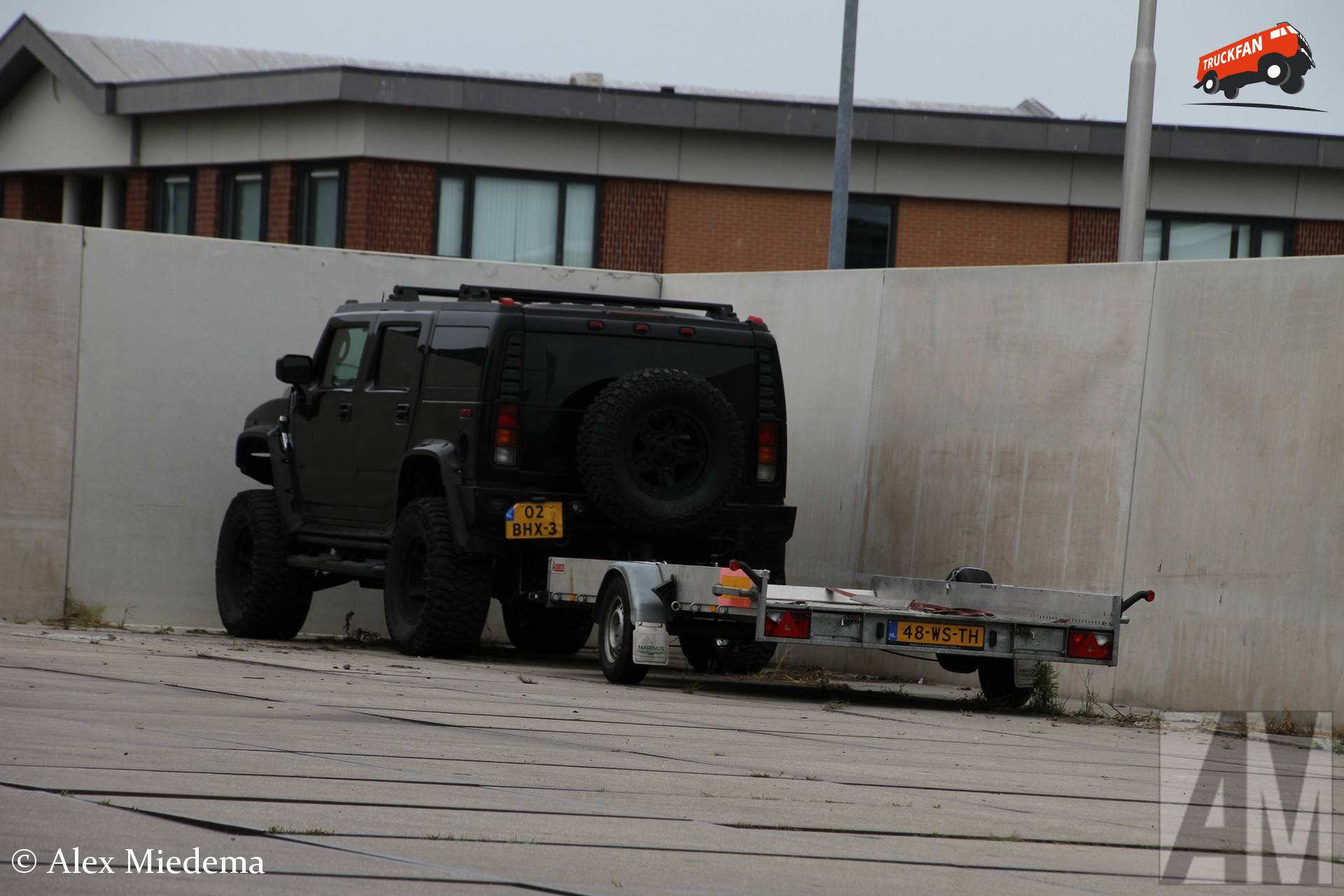 Hummer H2 trekker met Anssems aanhangwagen in Leeuwarden