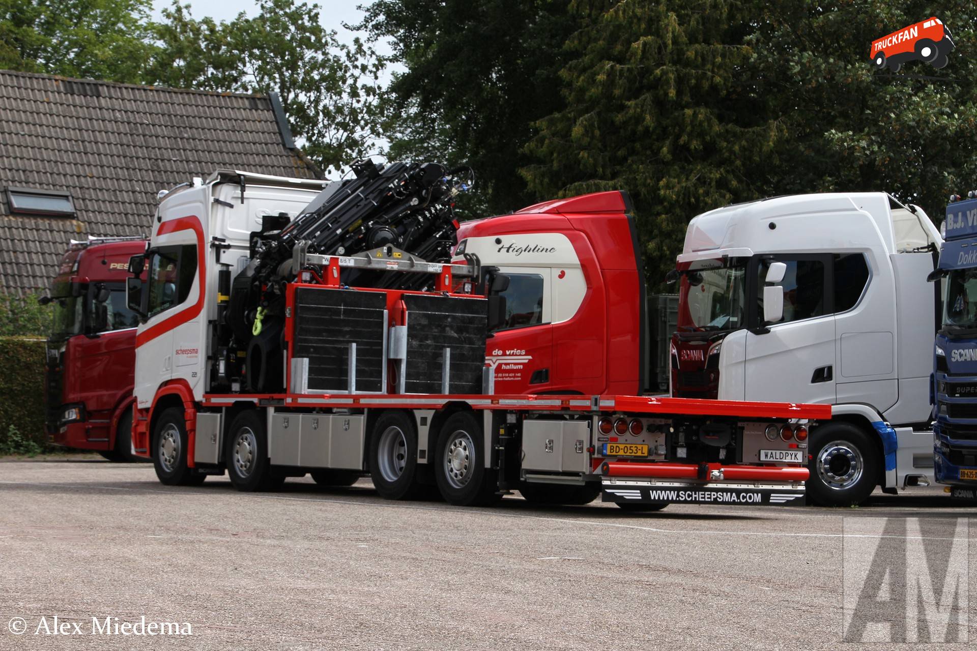 Scania 560R vrachtwagen met HIAB laadkraan