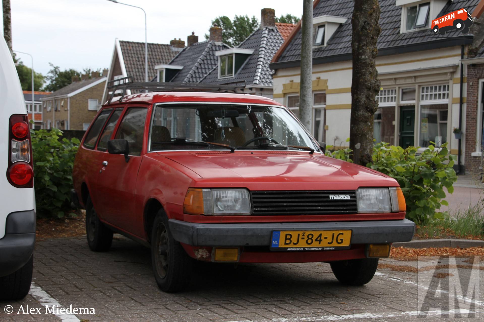 Mazda 323 Van uit 1984 in Vrouwenparochie