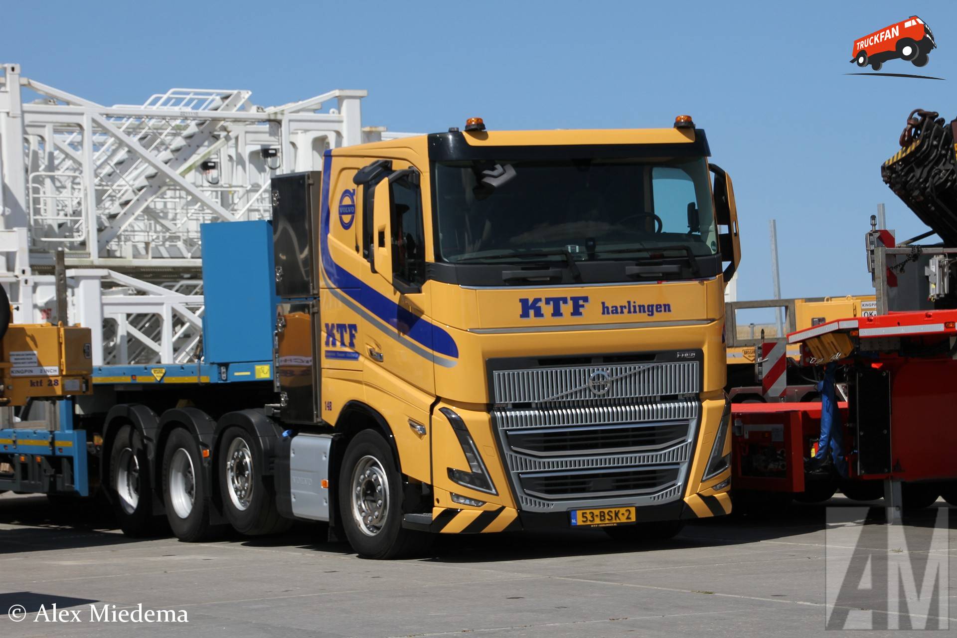 Volvo FH16 vrachtwagen bij KTF Harlingen