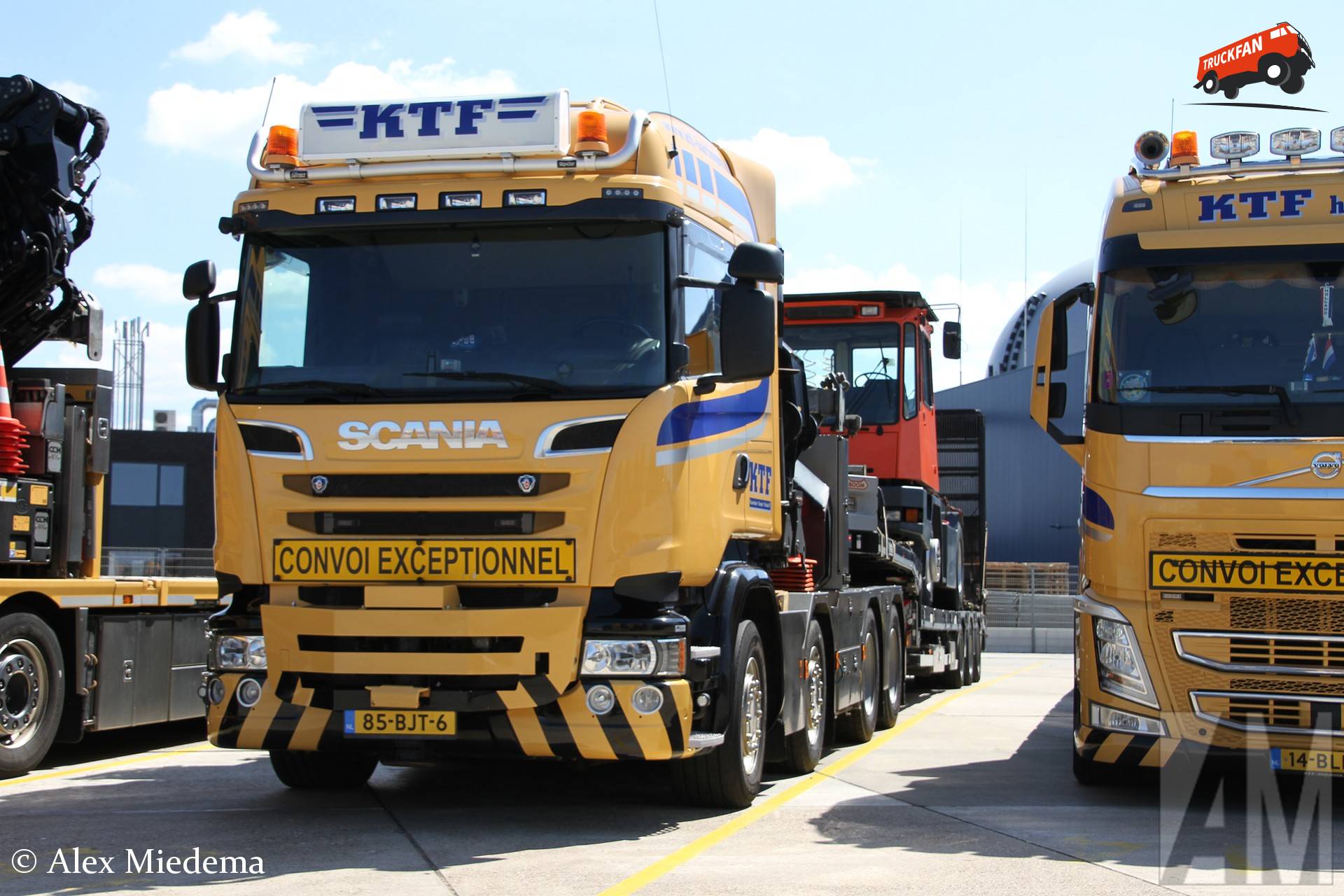 Scania R450 truck met Nooteboom trailer en MAFI terminaltrekker bij KTF Harlingen