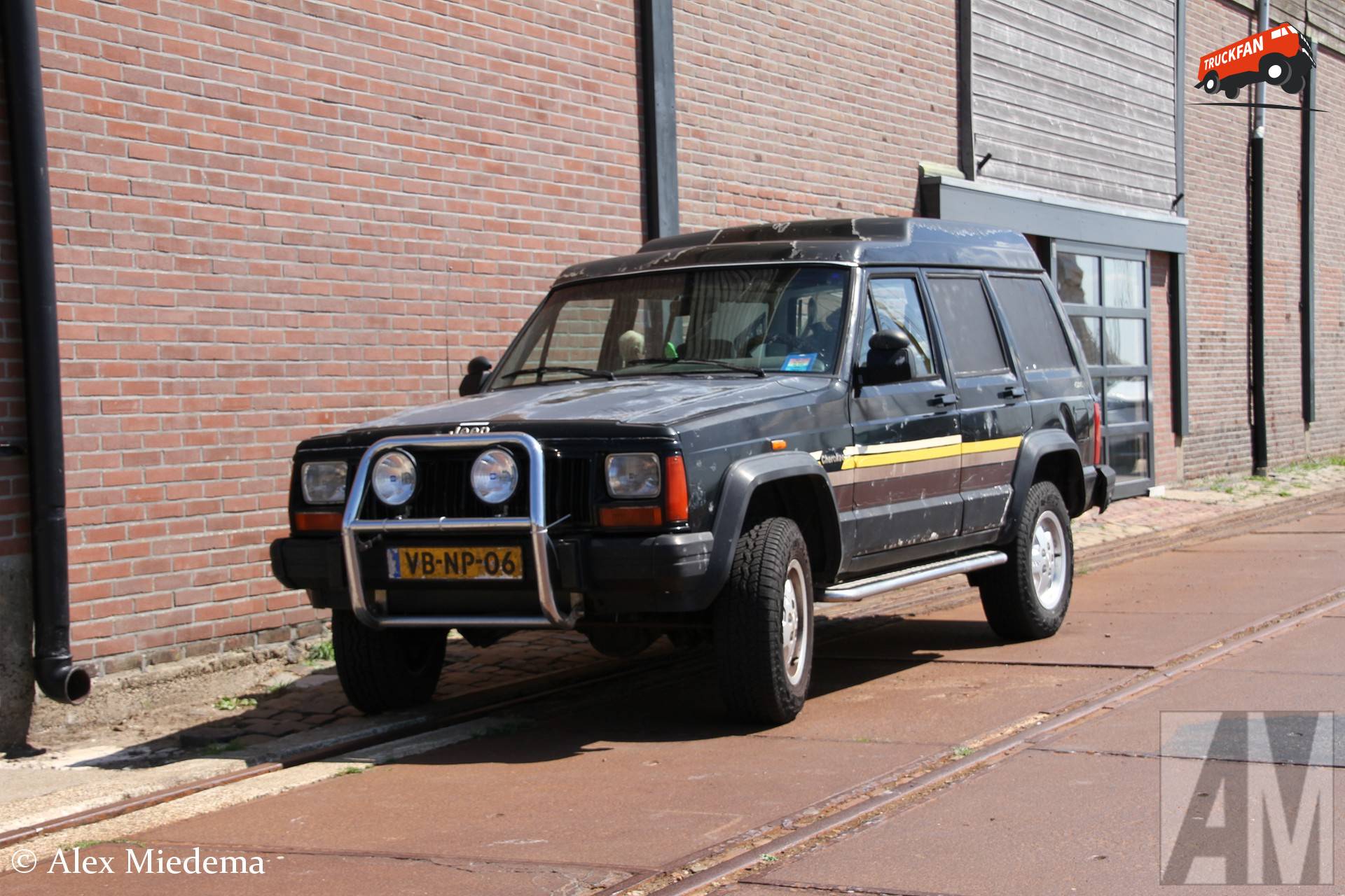 Jeep Cherokee 4.0I 5SP.HR uit 1994 in haven Harlingen