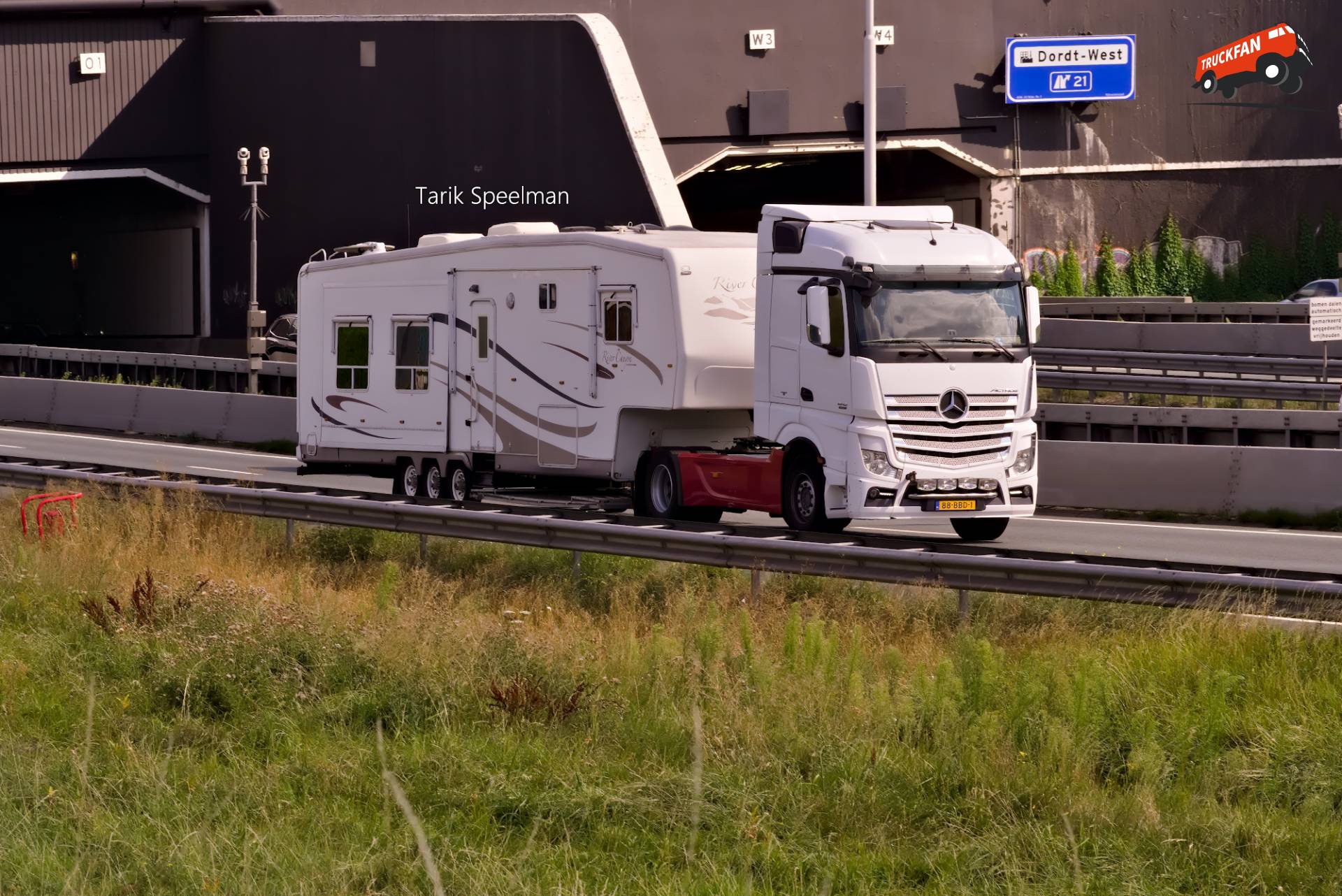 Mercedes-Benz Actros MP4 camper on A16
