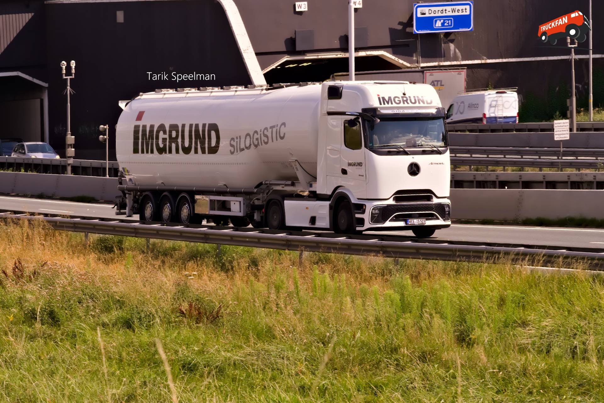 Mercedes-Benz Actros L ProCabin vrachtwagen met houtpellets