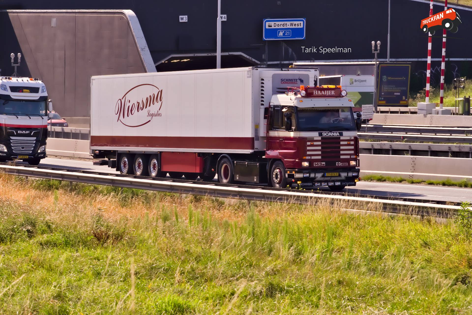 Scania 143M truck met kenteken 77-BPX-9 op de A16
