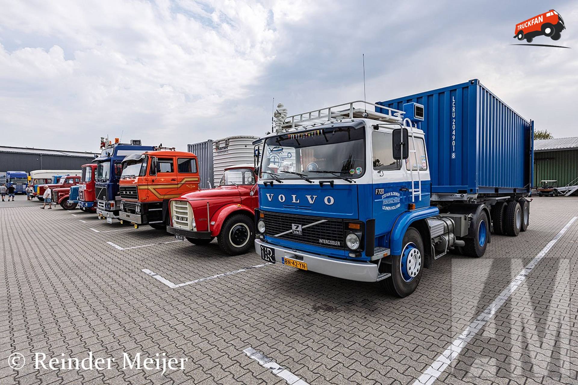 Volvo F7 en verschillende oudere machines op een oldtimershow