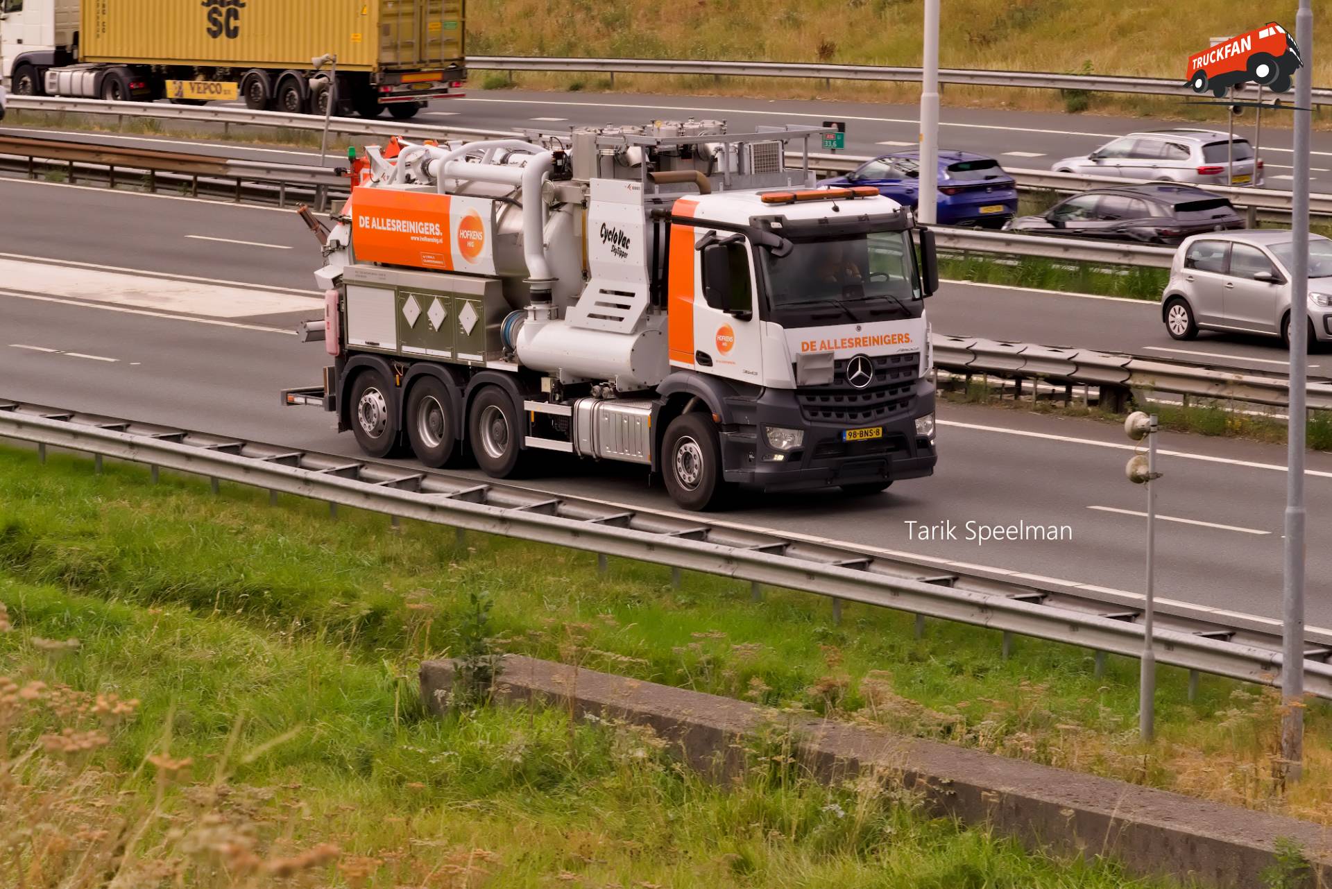 Mercedes-Benz Arocs truck 98-BNS-8 on the A16