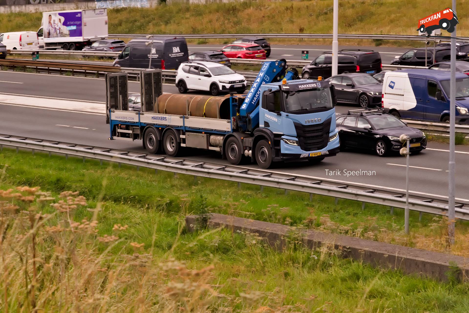 Iveco T-Way vrachtwagen met kenteken 37-BXF-3