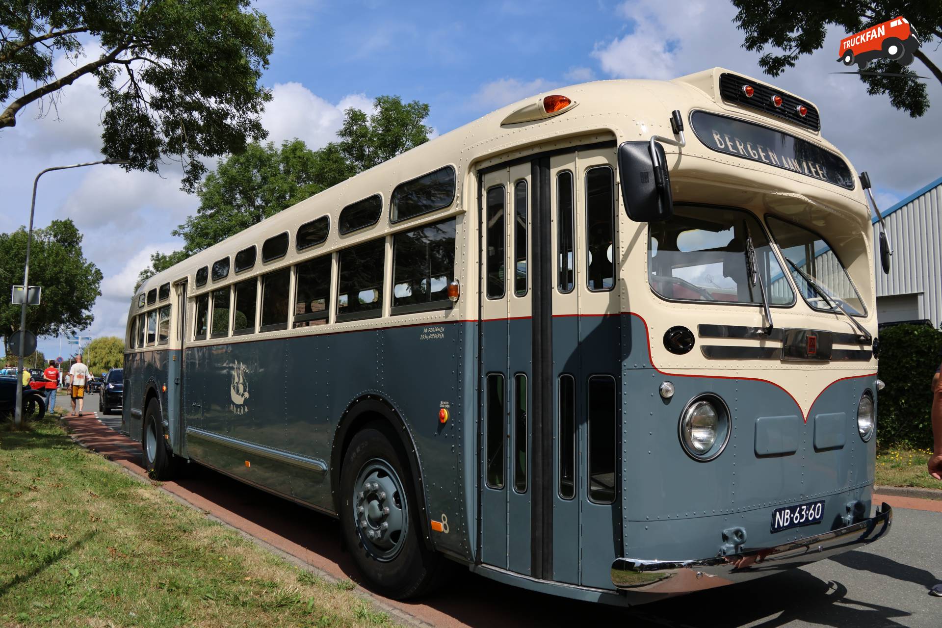 GMC TDH 4507 bus bij Oldtimerdag Winkel