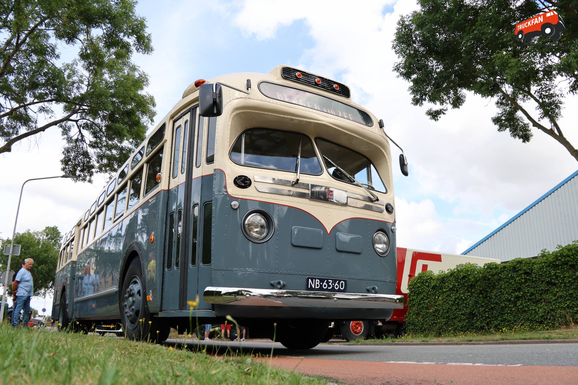 GMC TDH 4507 bus bij Oldtimerdag Winkel