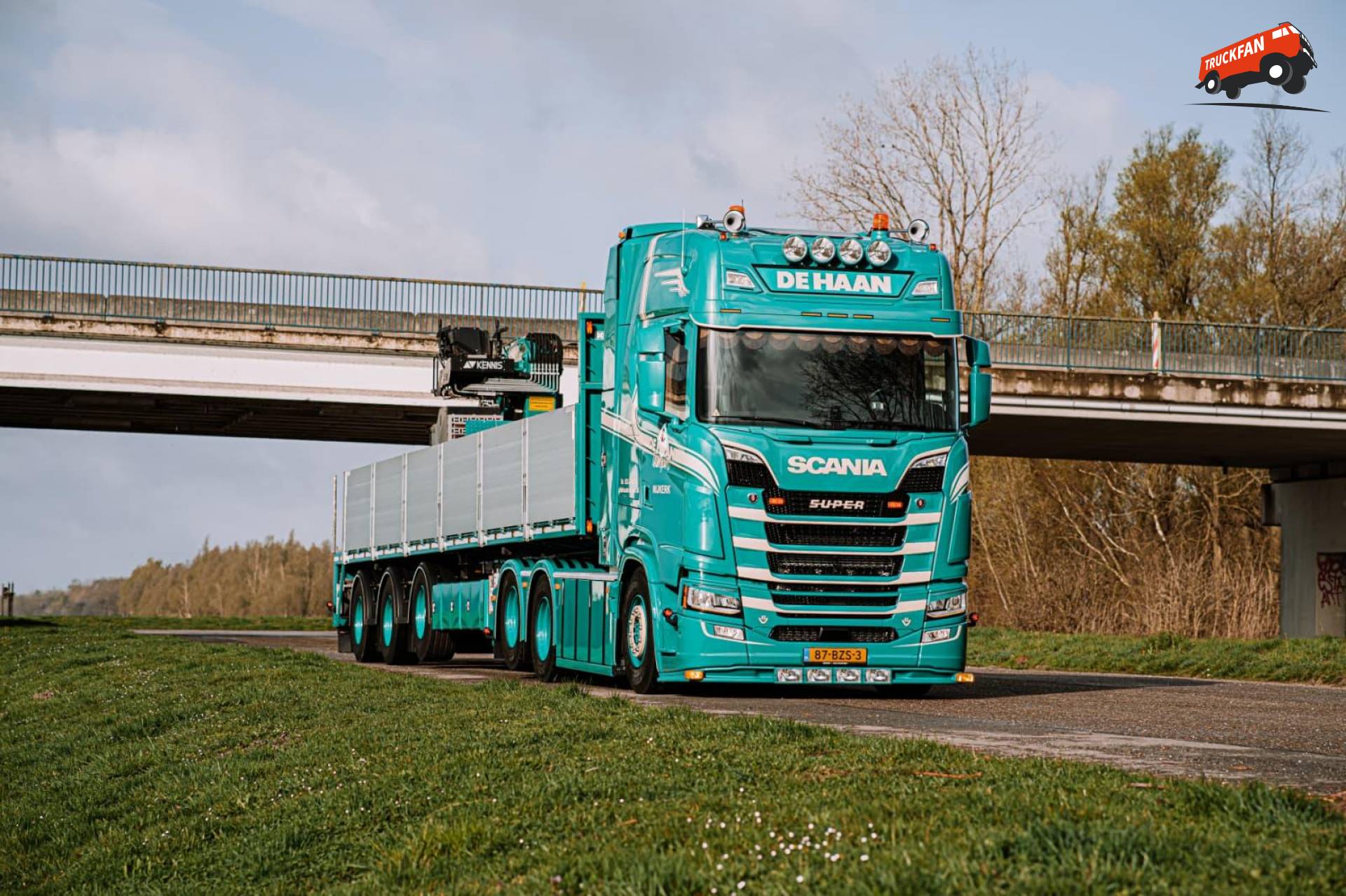 Aankondiging van Scania S530 met KWB oplegger van G.L. de Haan door Tekno