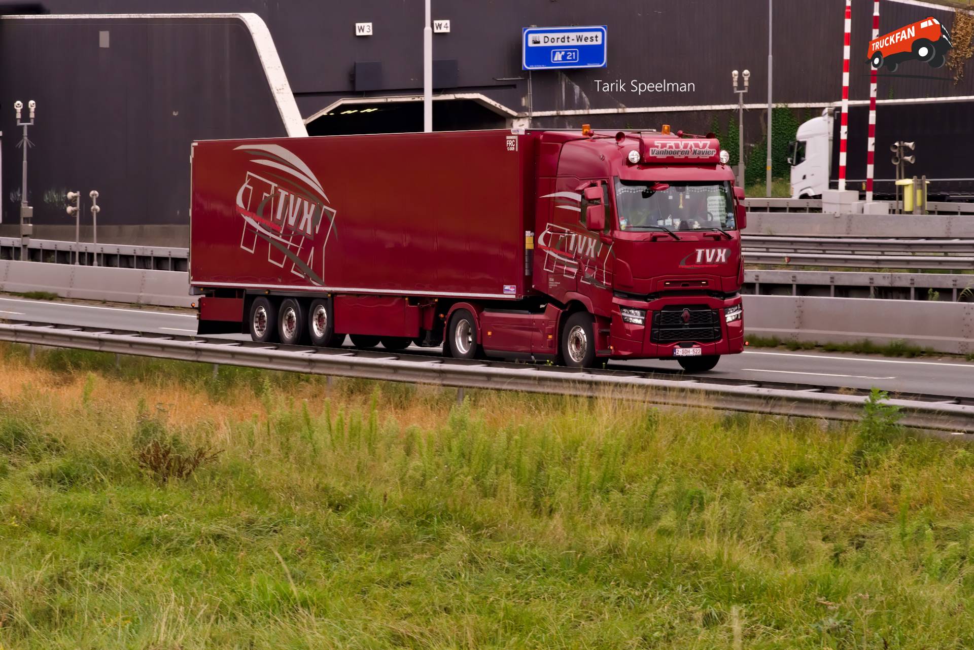 Renault T-Serie Evolution truck 2-GDH-522 on the A16
