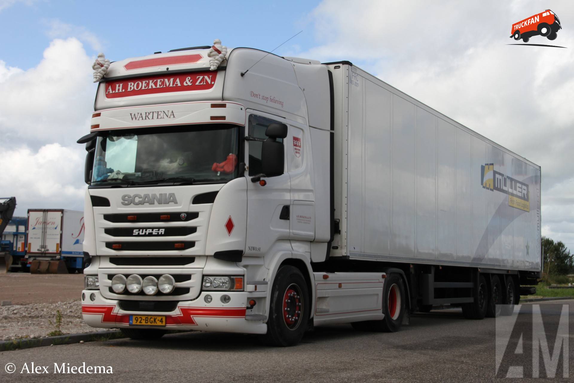 Scania R450 vrachtwagen van A.H. Boekema met Müller oplegger