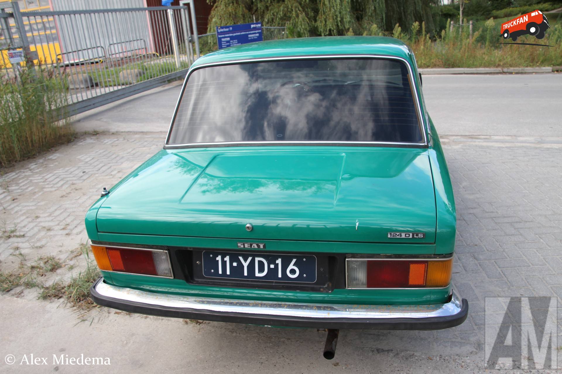 SEAT 124 D sedan uit 1977 in Akkrum