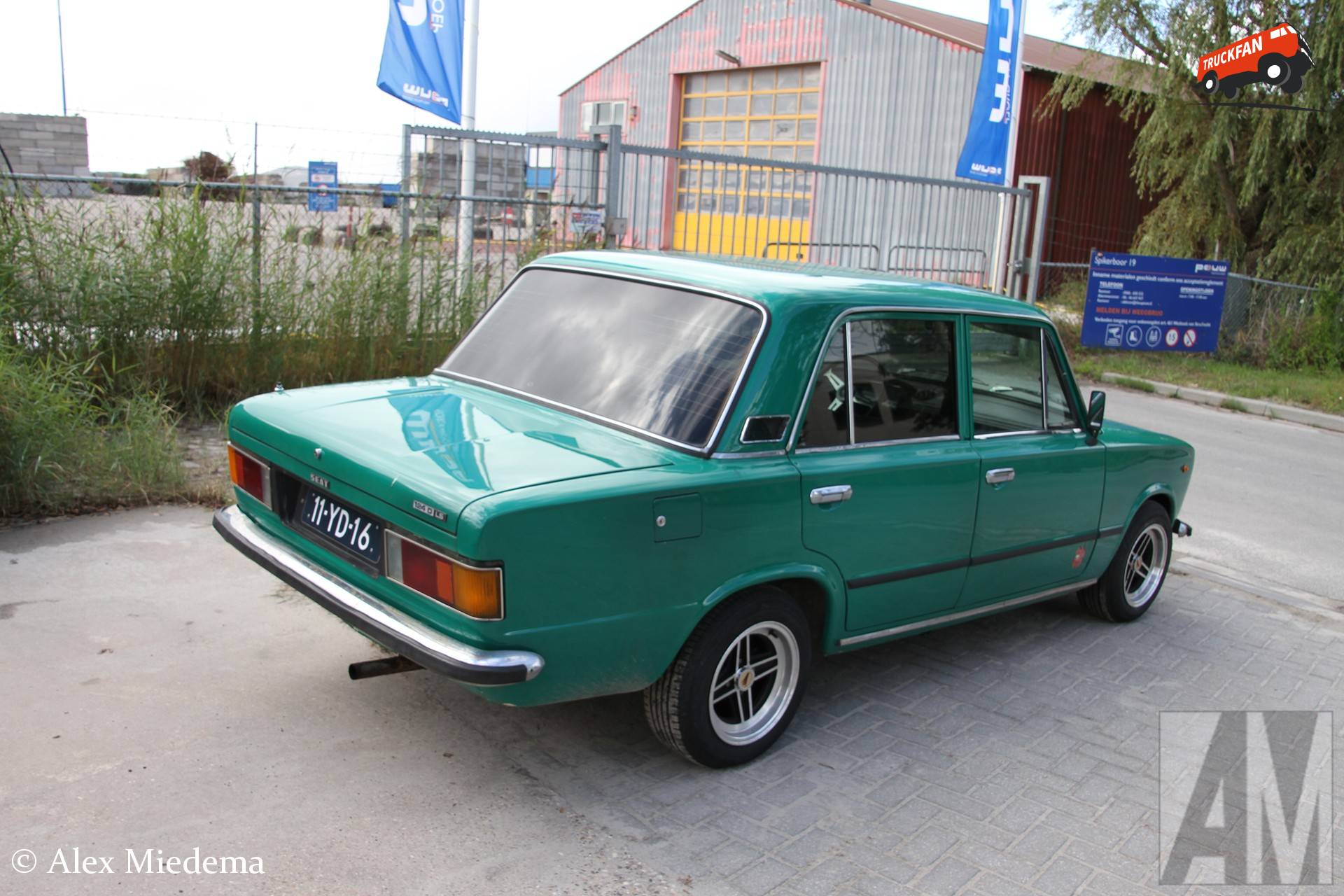 SEAT 124 D sedan uit 1977 in Akkrum