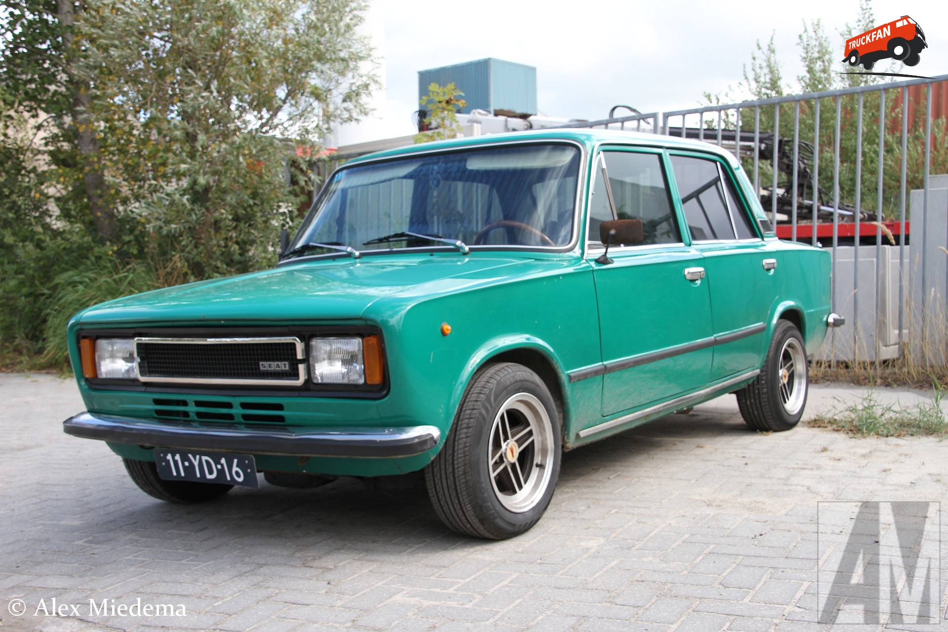 SEAT 124 D sedan uit 1977 in Akkrum